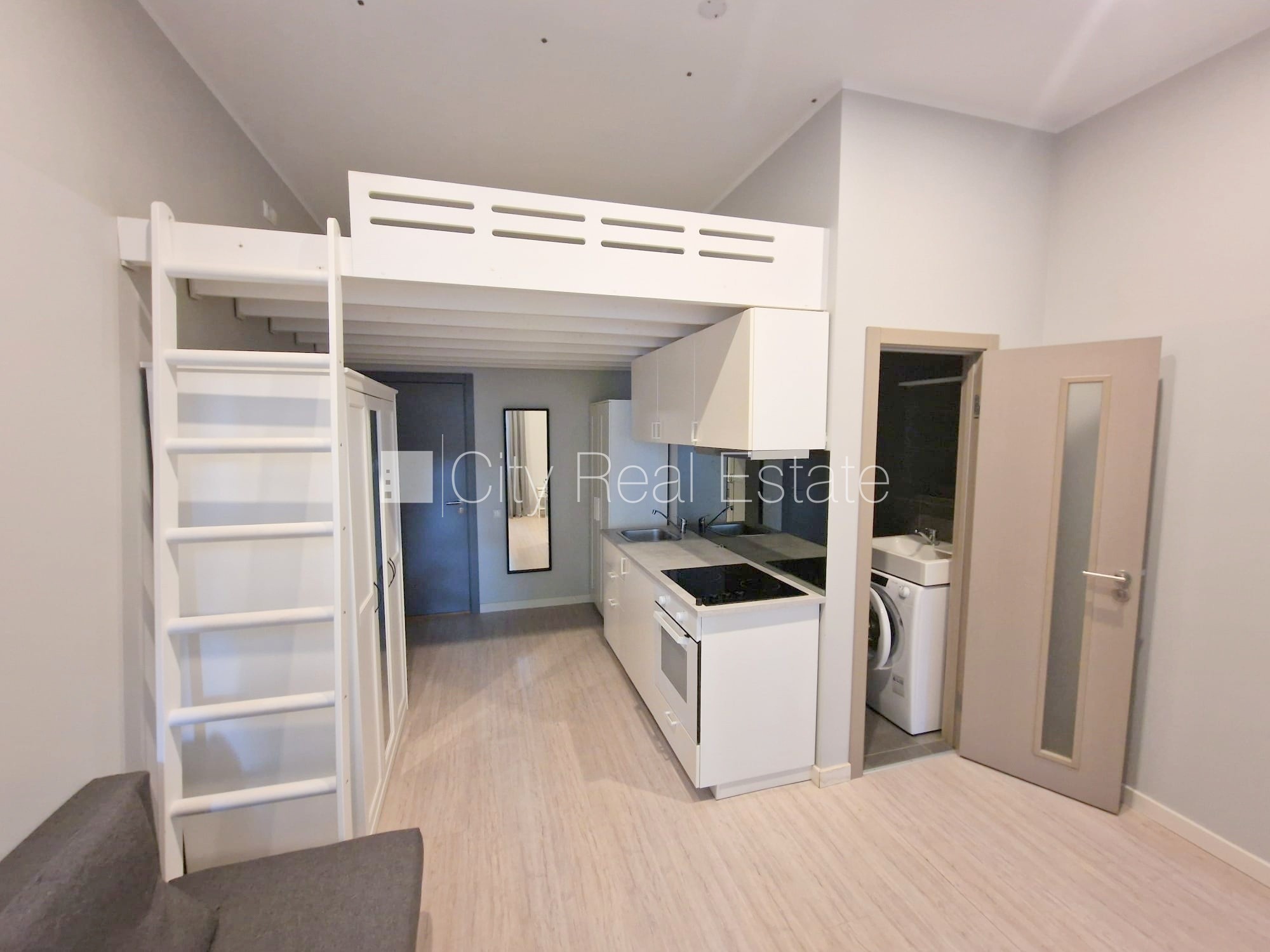 Sludinājumi. Fasādes māja, renovēta māja, slēgts pagalms, ieeja no ielas, kāpņu telpa pēc kosmētiskā remonta, Cena: 350 EUR/mēn Foto #1