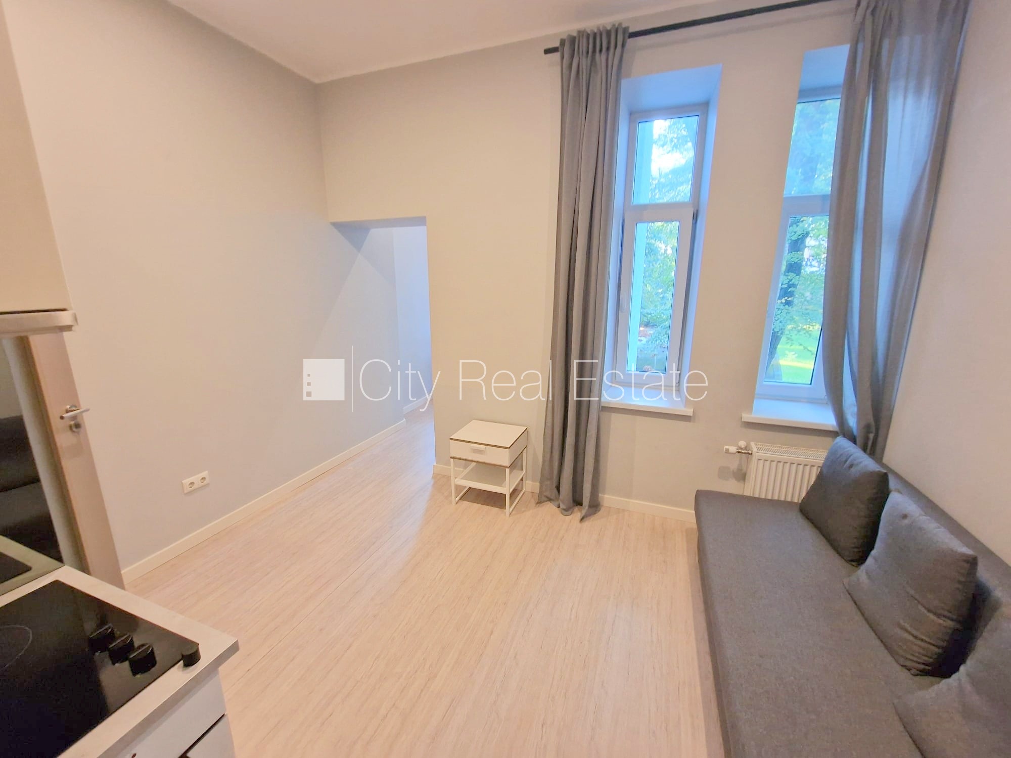 Sludinājumi. Fasādes māja, renovēta māja, slēgts pagalms, ieeja no ielas, kāpņu telpa pēc kosmētiskā remonta, Cena: 350 EUR/mēn Foto #7