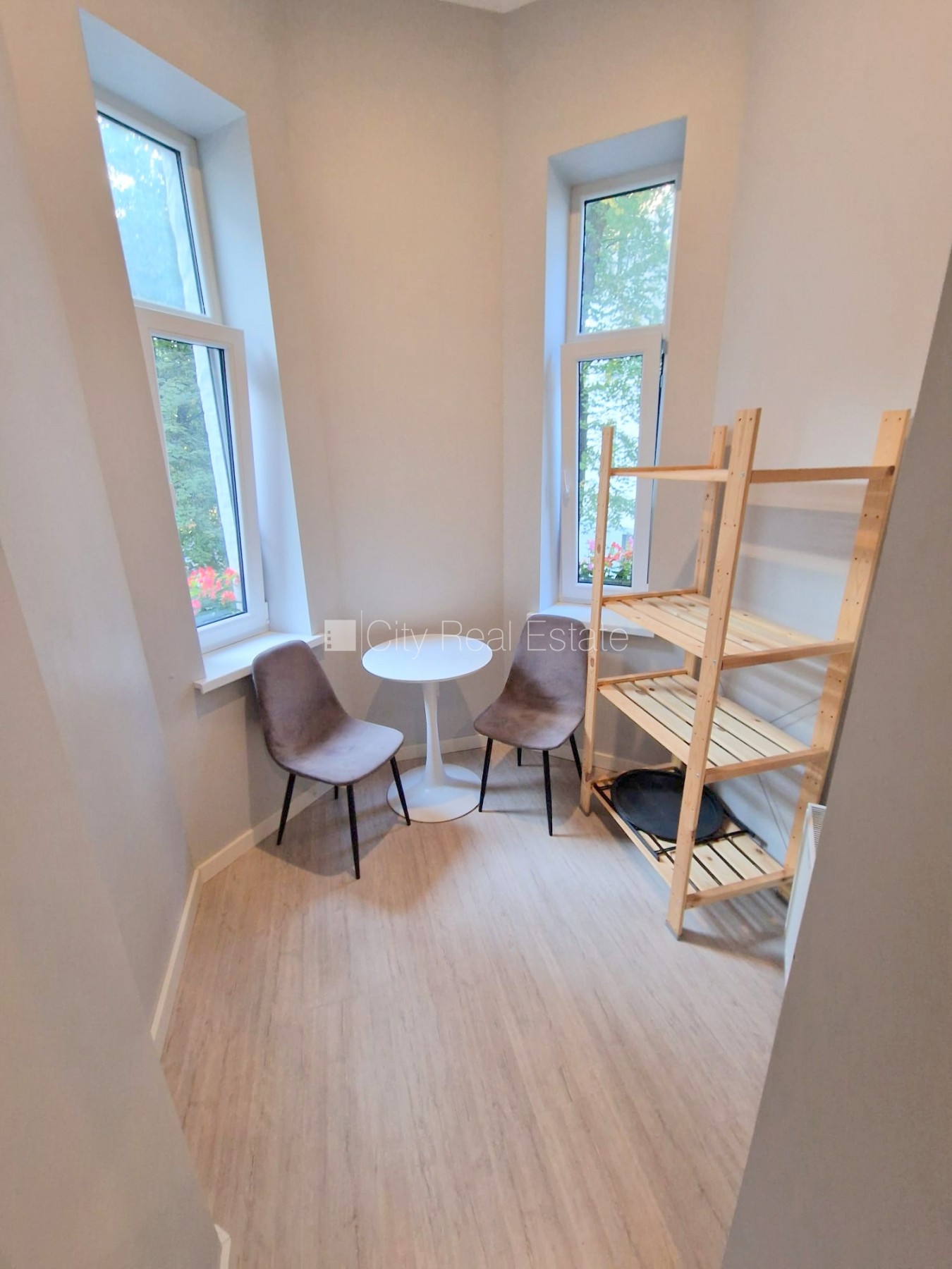 Sludinājumi. Fasādes māja, renovēta māja, slēgts pagalms, ieeja no ielas, kāpņu telpa pēc kosmētiskā remonta, Cena: 350 EUR/mēn Foto #8