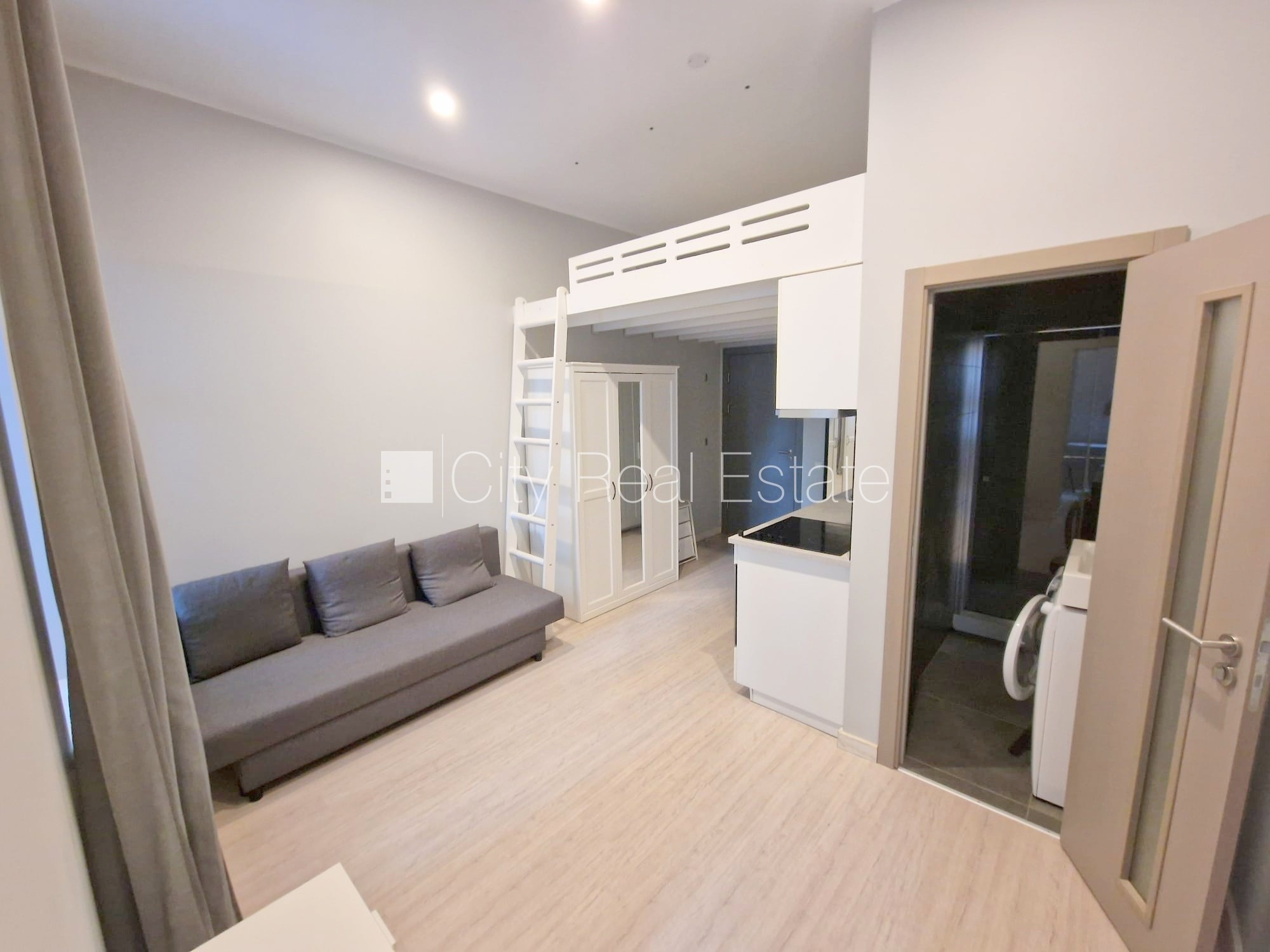 Sludinājumi. Fasādes māja, renovēta māja, slēgts pagalms, ieeja no ielas, kāpņu telpa pēc kosmētiskā remonta, Cena: 350 EUR/mēn Foto #2