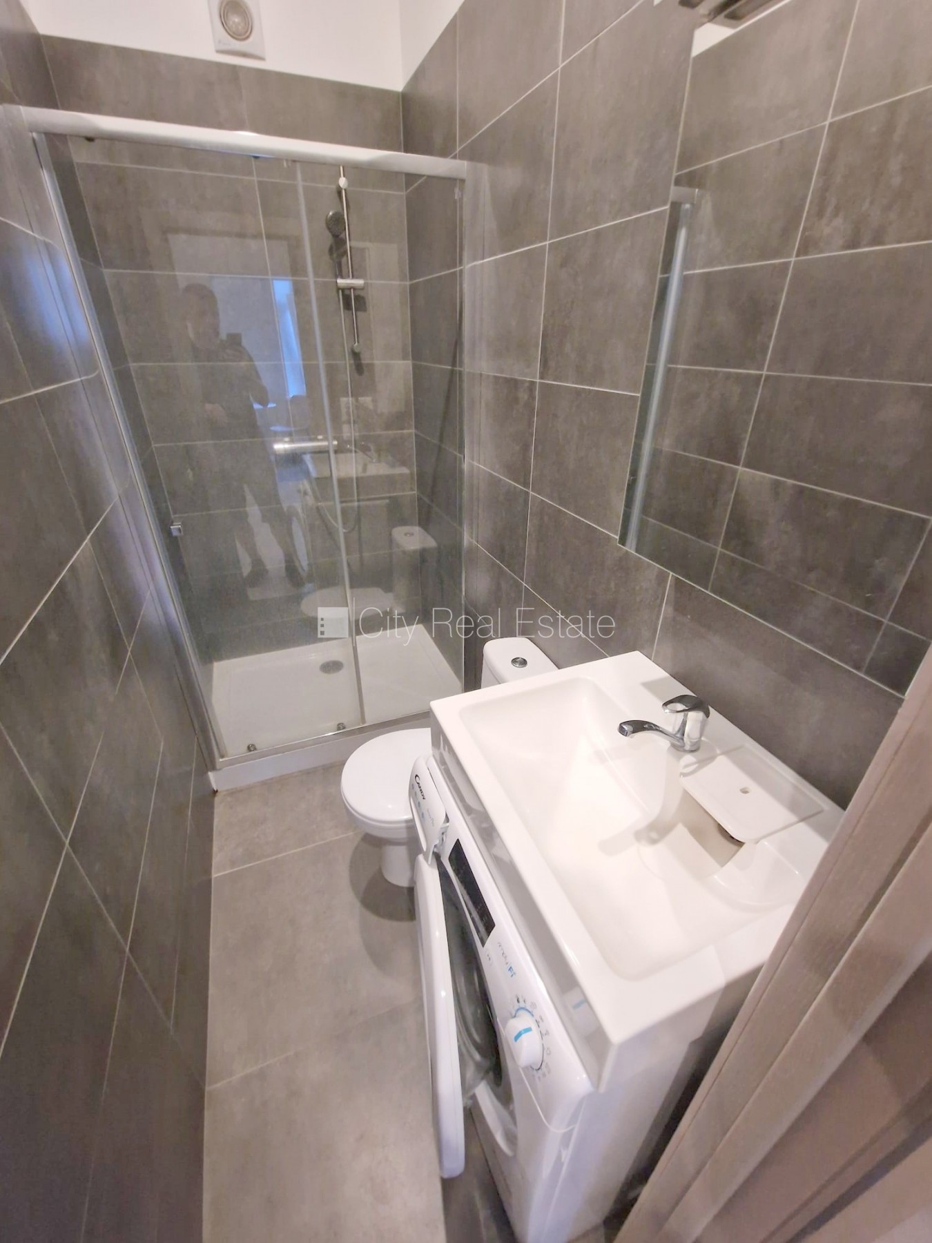 Sludinājumi. Fasādes māja, renovēta māja, slēgts pagalms, ieeja no ielas, kāpņu telpa pēc kosmētiskā remonta, Cena: 350 EUR/mēn Foto #14