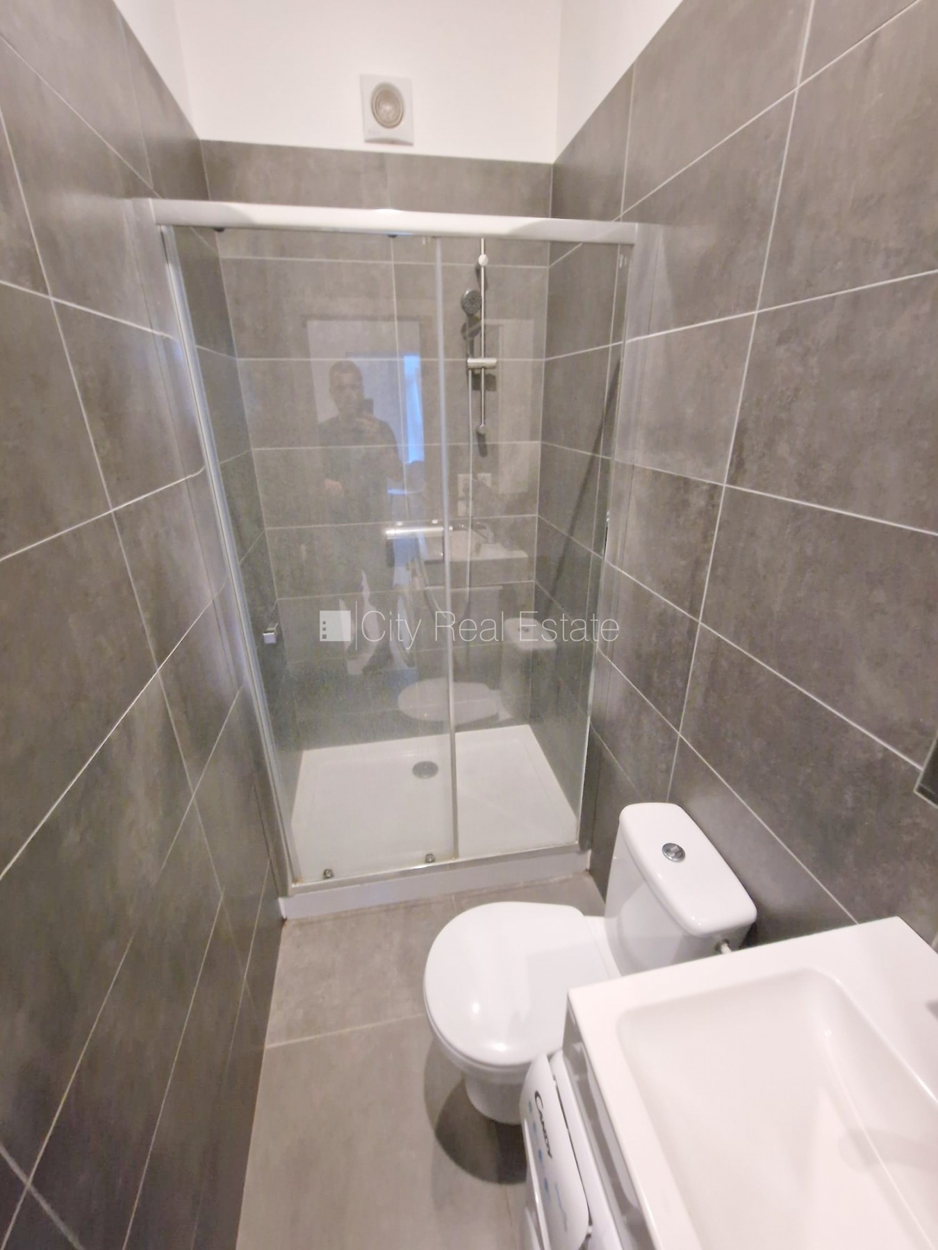 Sludinājumi. Fasādes māja, renovēta māja, slēgts pagalms, ieeja no ielas, kāpņu telpa pēc kosmētiskā remonta, Cena: 350 EUR/mēn Foto #13