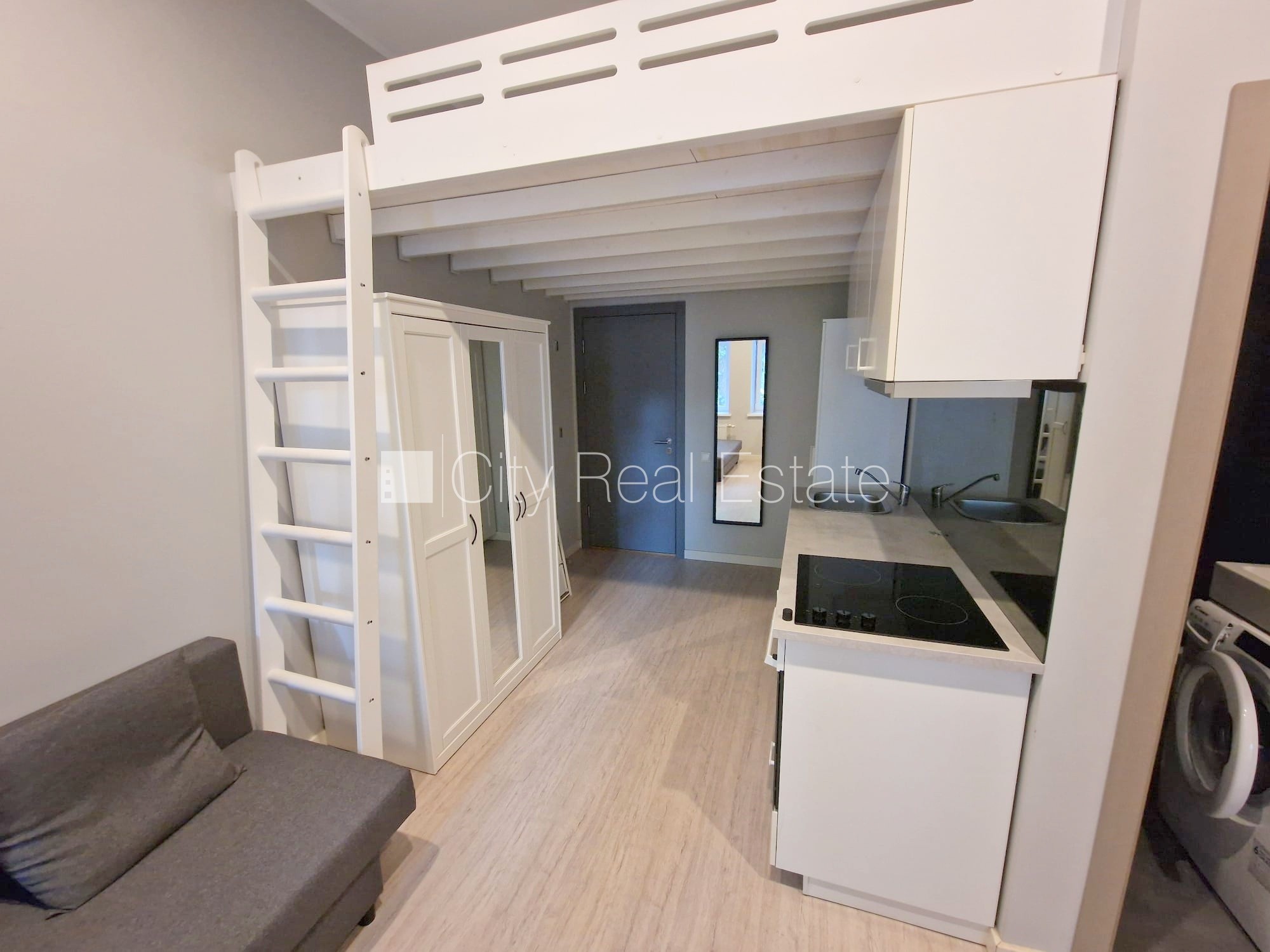 Sludinājumi. Fasādes māja, renovēta māja, slēgts pagalms, ieeja no ielas, kāpņu telpa pēc kosmētiskā remonta, Cena: 350 EUR/mēn Foto #4