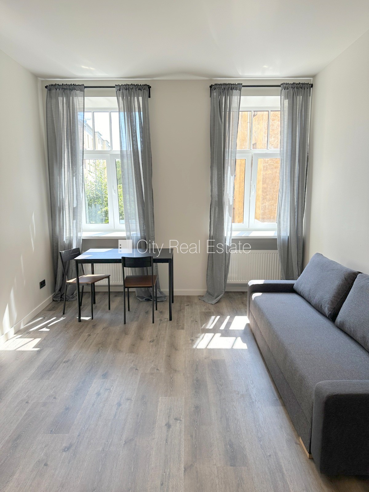 Объявление. Здание во дворе, реновированный дом, закрытый двор, вход с улицы и со двора, лестничная клетка Цена: 390 EUR/мес. Foto #4