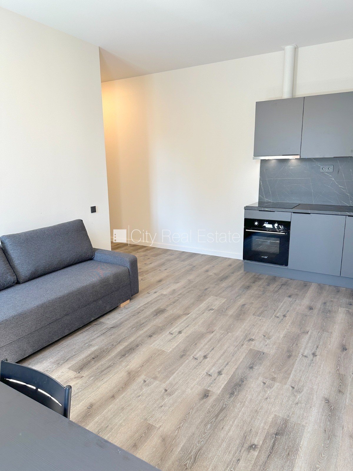 Объявление. Здание во дворе, реновированный дом, закрытый двор, вход с улицы и со двора, лестничная клетка Цена: 390 EUR/мес. Foto #6