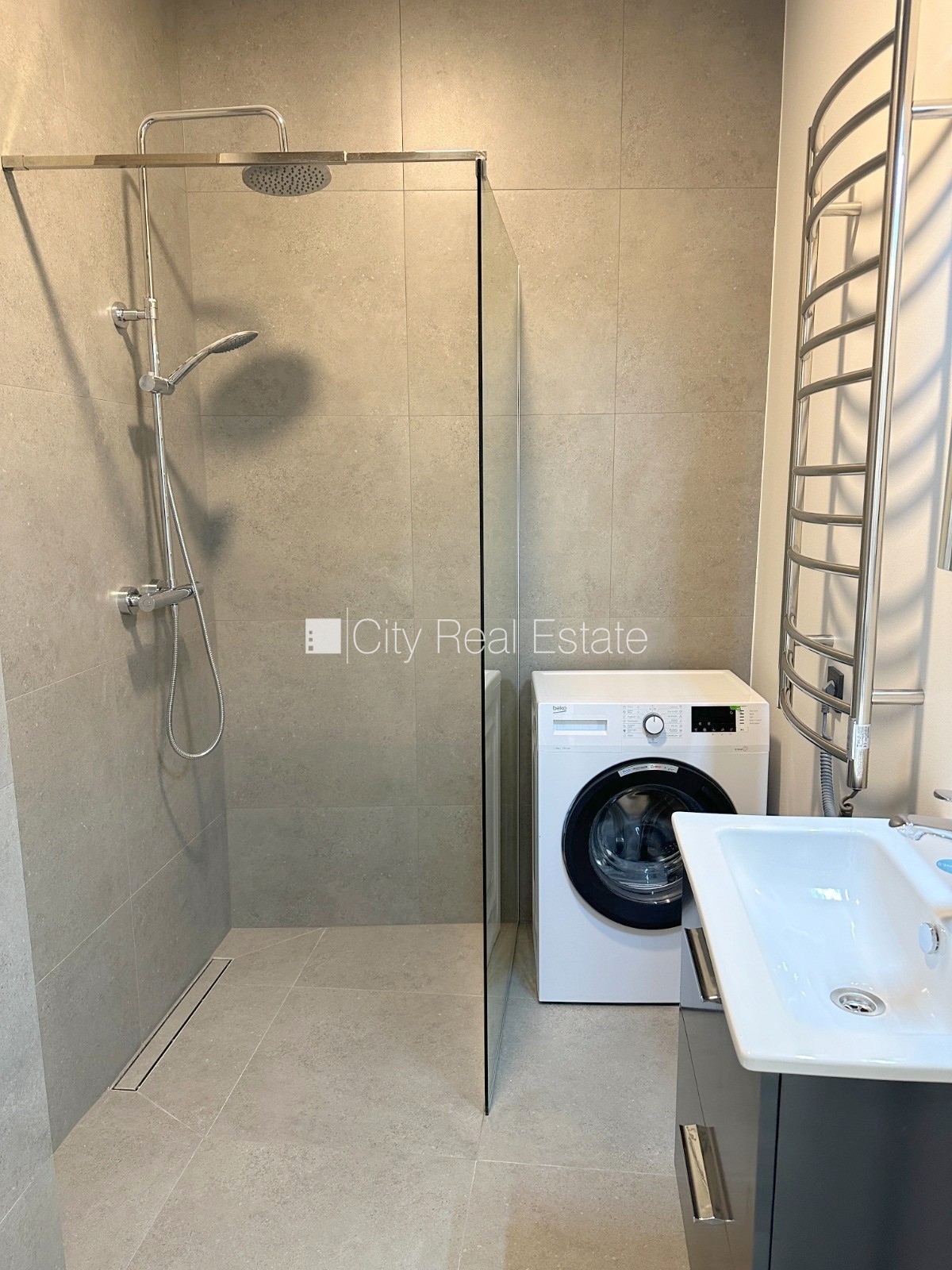 Объявление. Здание во дворе, реновированный дом, закрытый двор, вход с улицы и со двора, лестничная клетка Цена: 390 EUR/мес. Foto #11