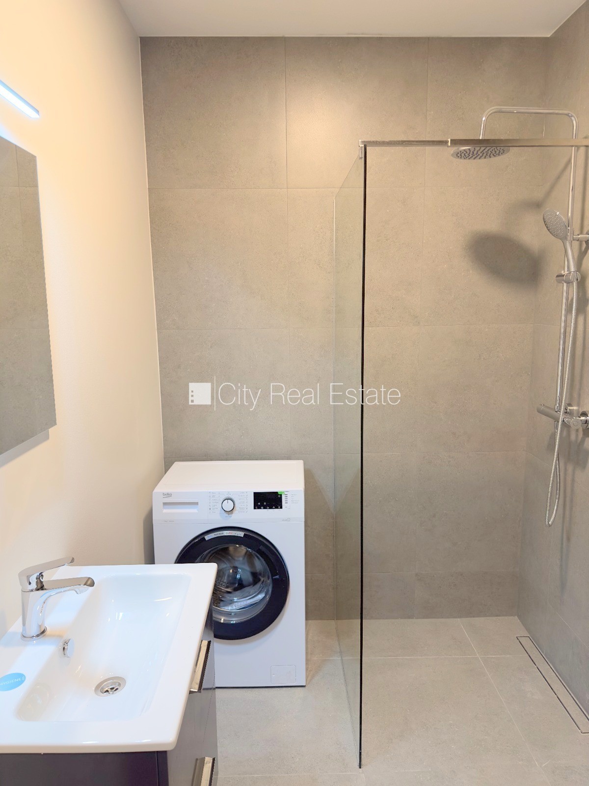 Объявление. Здание во дворе, реновированный дом, закрытый двор, вход с улицы и со двора, лестничная клетка Цена: 390 EUR/мес. Foto #13