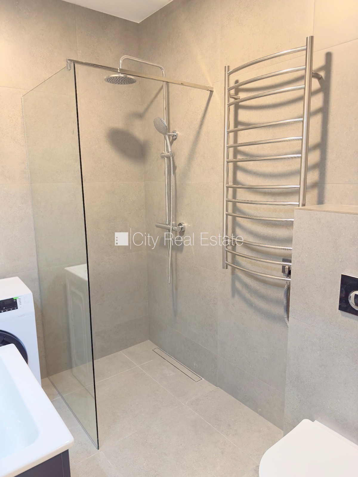 Объявление. Здание во дворе, реновированный дом, закрытый двор, вход с улицы и со двора, лестничная клетка Цена: 390 EUR/мес. Foto #12