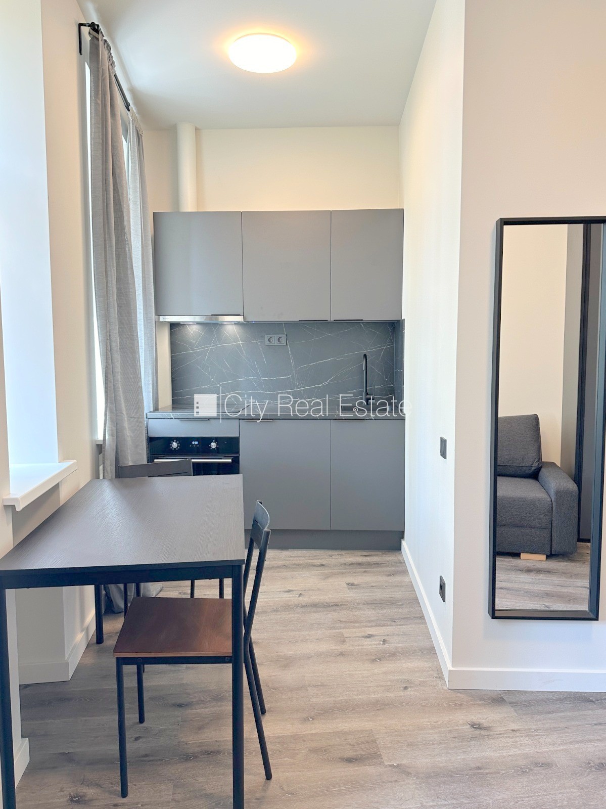 Объявление. Здание во дворе, реновированный дом, закрытый двор, вход с улицы и со двора, лестничная клетка Цена: 390 EUR/мес. Foto #2