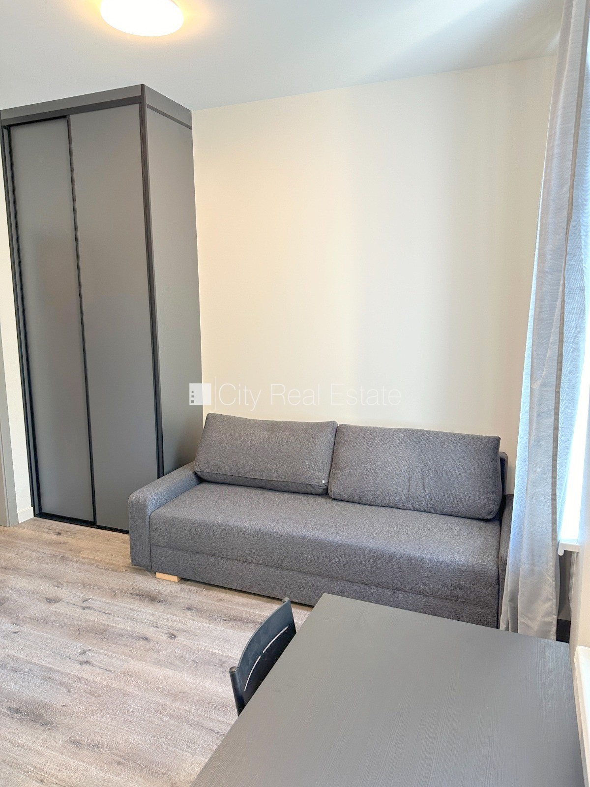 Объявление. Здание во дворе, реновированный дом, закрытый двор, вход с улицы и со двора, лестничная клетка Цена: 390 EUR/мес. Foto #7