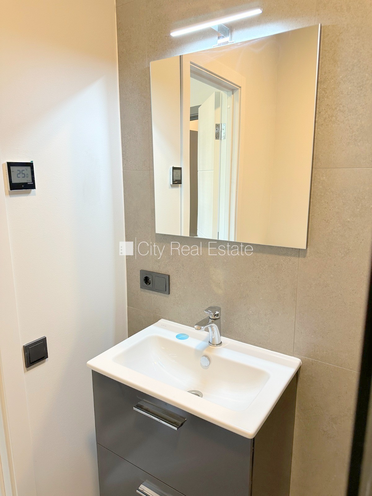 Объявление. Здание во дворе, реновированный дом, закрытый двор, вход с улицы и со двора, лестничная клетка Цена: 390 EUR/мес. Foto #14