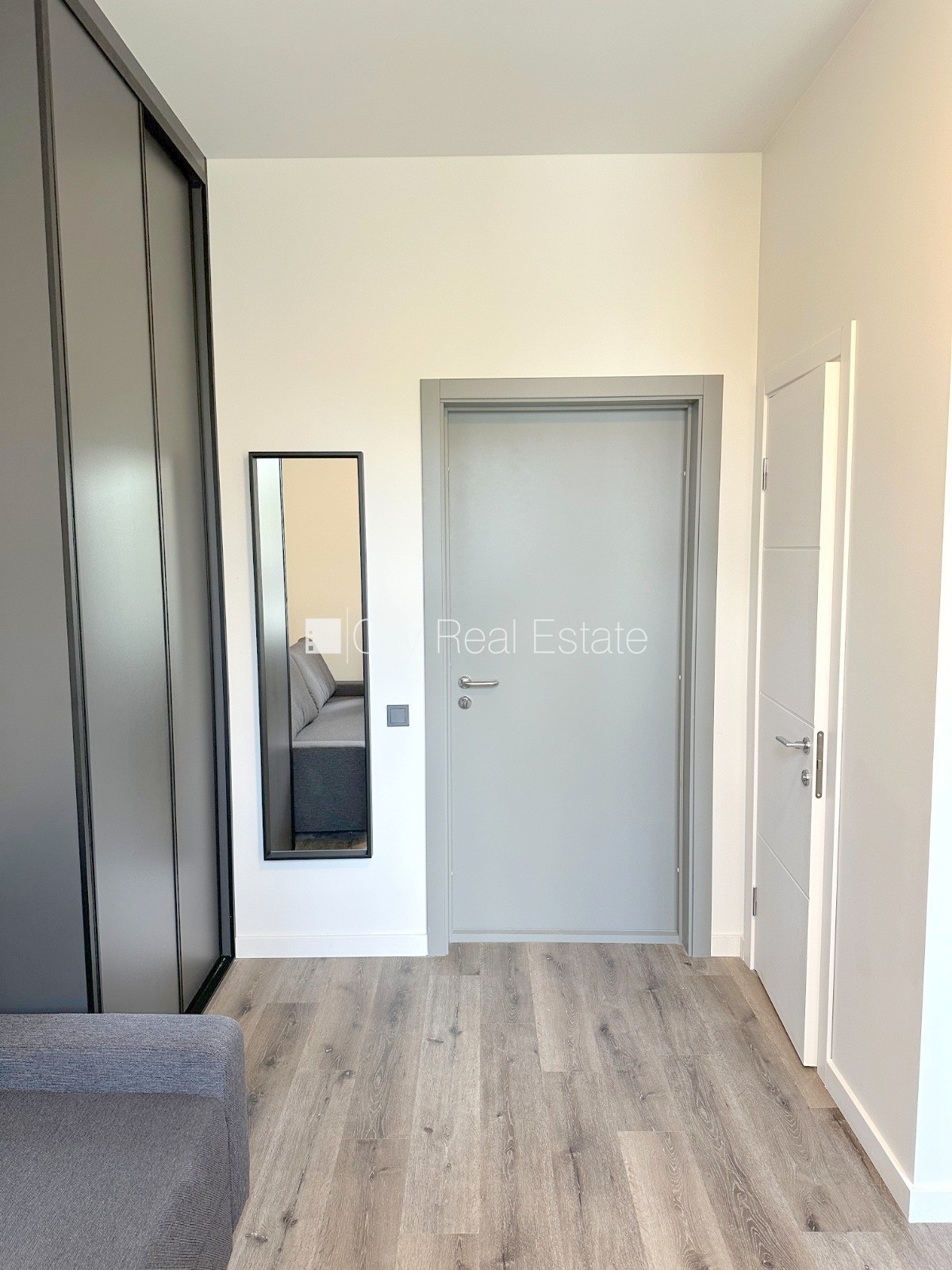 Объявление. Здание во дворе, реновированный дом, закрытый двор, вход с улицы и со двора, лестничная клетка Цена: 390 EUR/мес. Foto #17