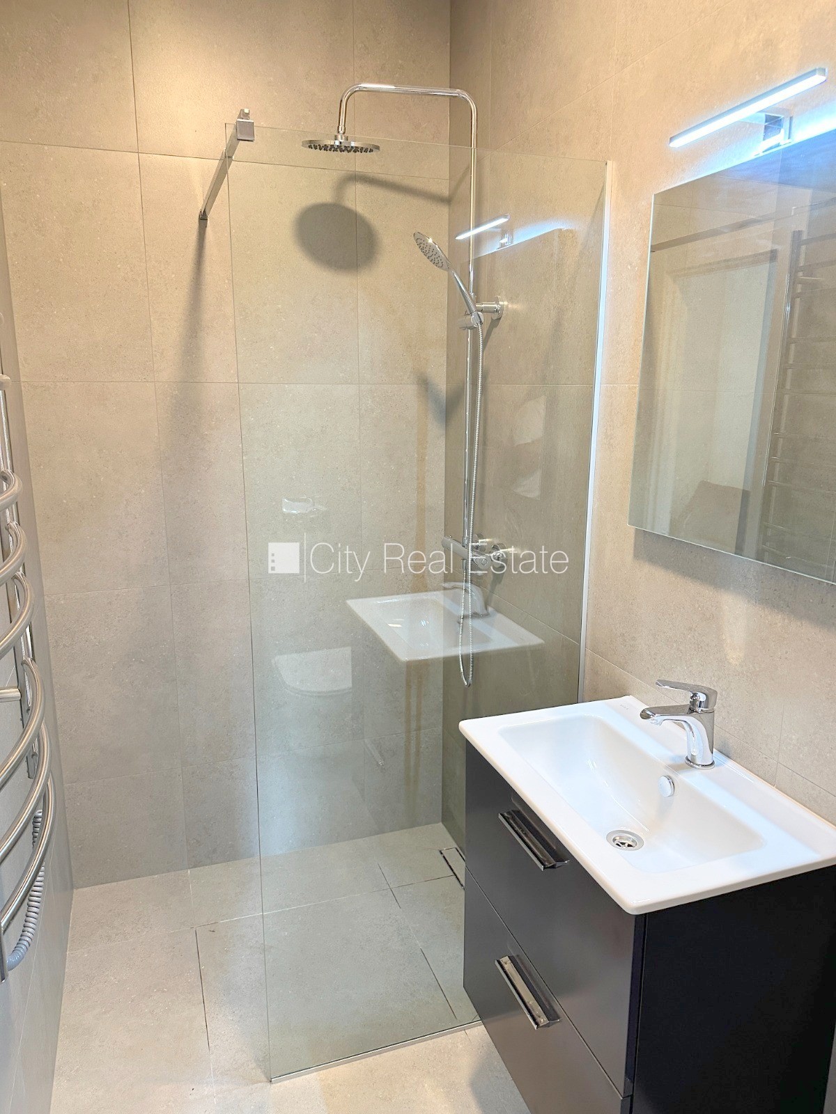 Объявление. Здание во дворе, реновированный дом, закрытый двор, вход с улицы и со двора, лестничная клетка Цена: 390 EUR/мес. Foto #15