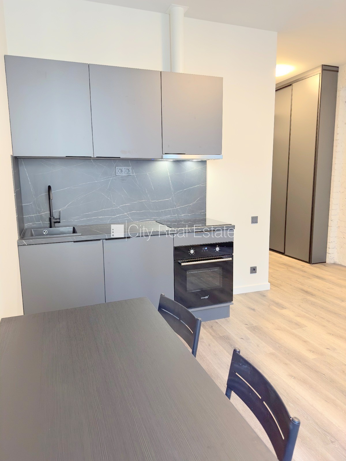 Объявление. Здание во дворе, реновированный дом, закрытый двор, вход с улицы и со двора, лестничная клетка Цена: 390 EUR/мес. Foto #1