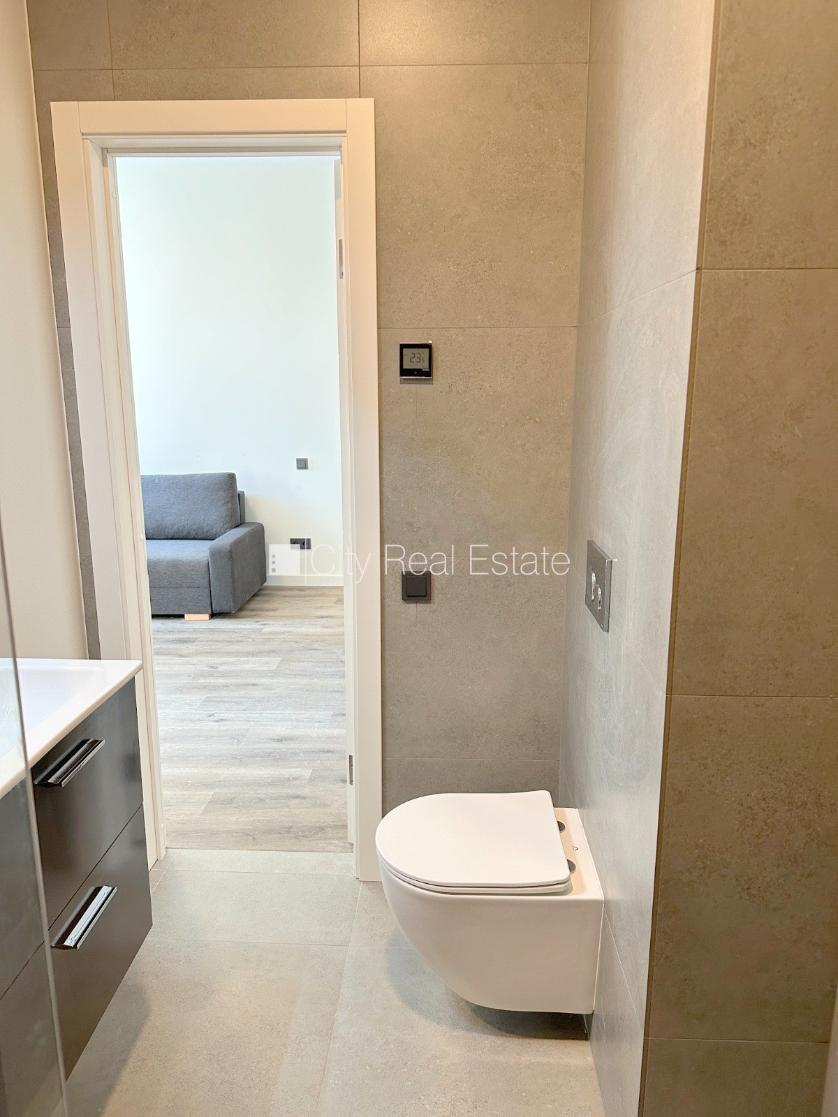 Объявление. Здание во дворе, реновированный дом, закрытый двор, вход с улицы и со двора, лестничная клетка Цена: 390 EUR/мес. Foto #16