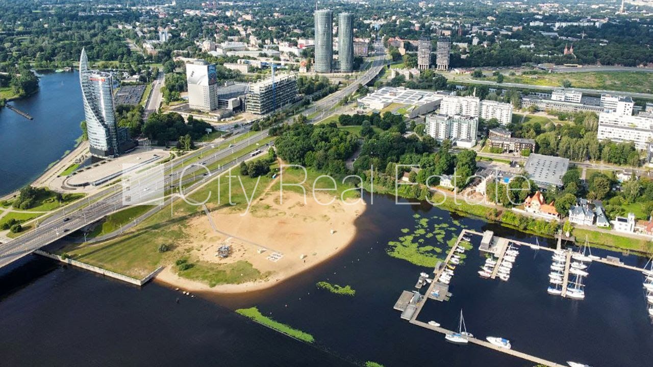Sludinājumi. Teritorija ar plānoto apbūves blīvumu 220 %, zeme paredzēta komercapbūvei, atļauts būvēt četru Cena: 1.1e+06 EUR Foto #1