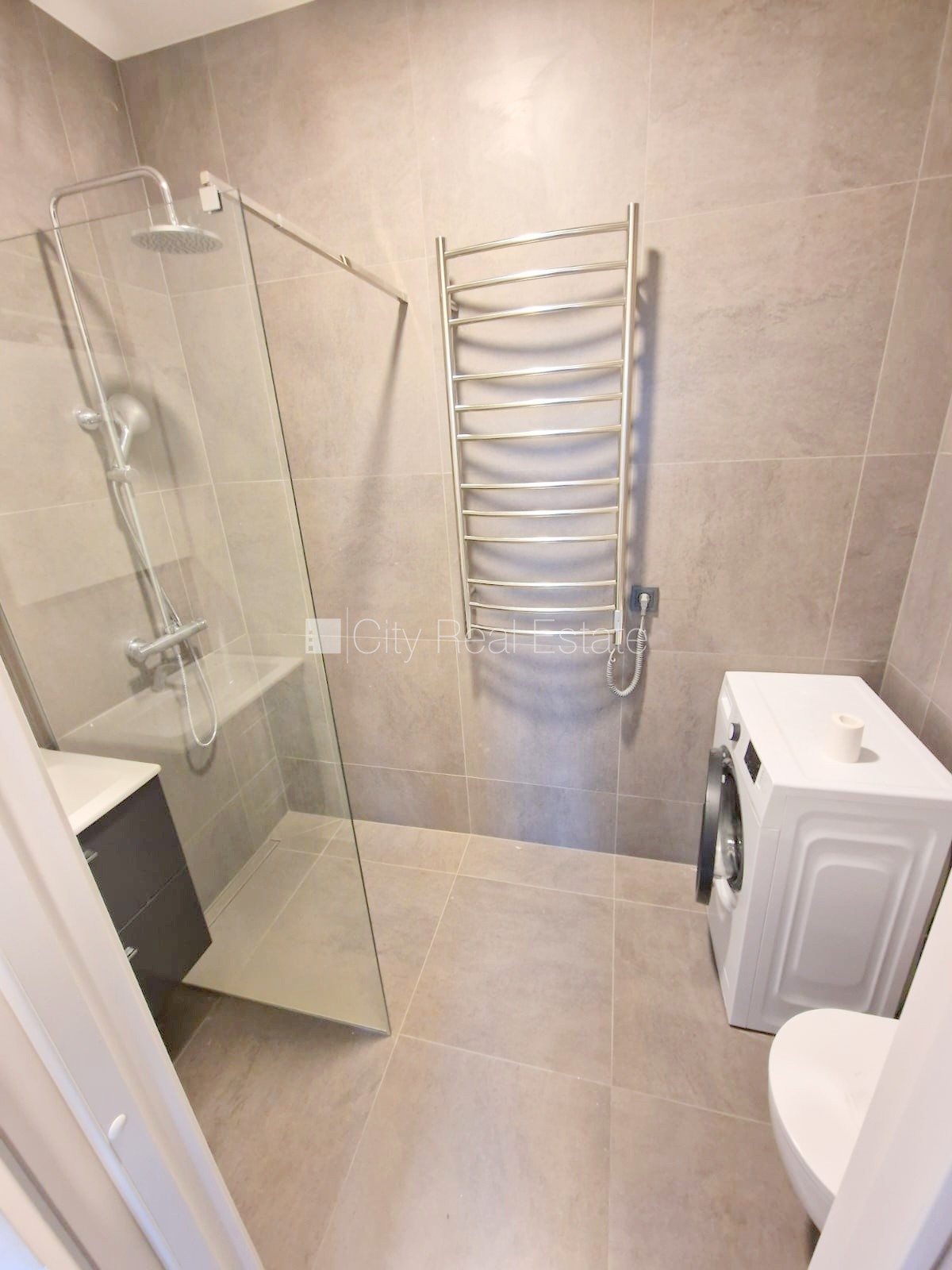 Объявление. Здание во дворе, реновированный дом, закрытый двор, охраняемый двор, вход с улицы и со двора, Цена: 330 EUR/мес. Foto #2