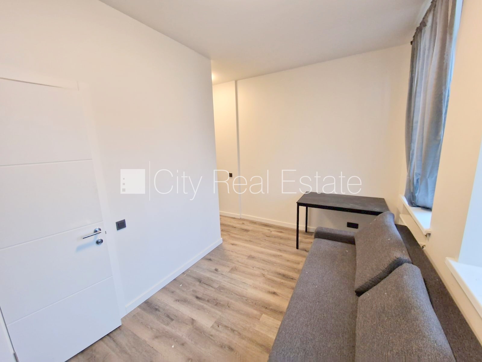 Объявление. Здание во дворе, реновированный дом, закрытый двор, охраняемый двор, вход с улицы и со двора, Цена: 330 EUR/мес. Foto #4