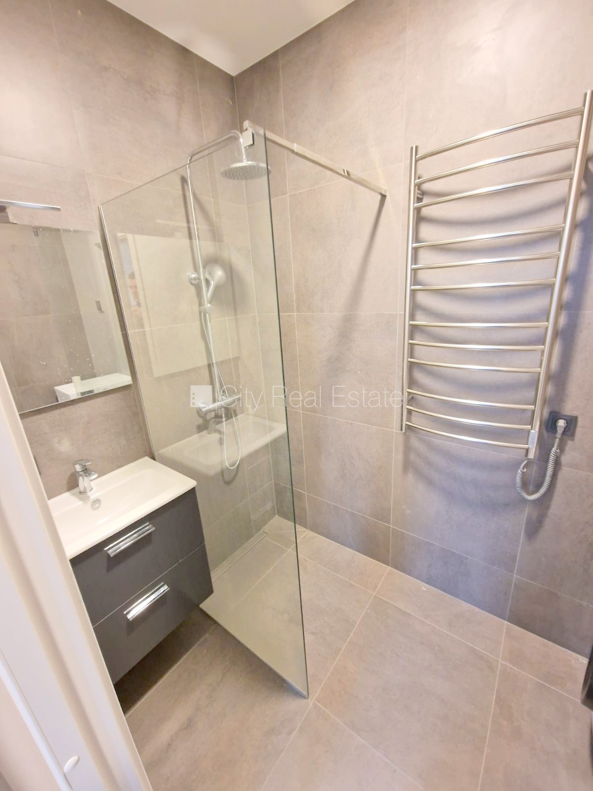 Объявление. Здание во дворе, реновированный дом, закрытый двор, охраняемый двор, вход с улицы и со двора, Цена: 330 EUR/мес. Foto #3