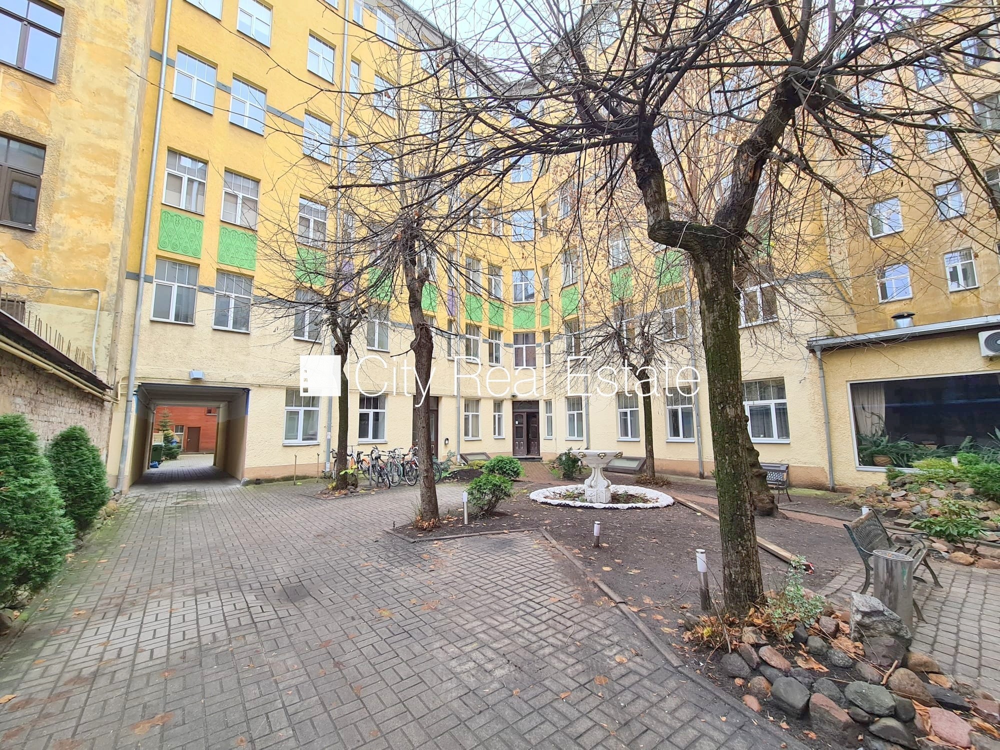 Sludinājumi. Pagalma ēka, renovēta māja, slēgts pagalms, apsargāts pagalms, ieeja no ielas un pagalma, kāpņu Cena: 350 EUR/mēn Foto #25