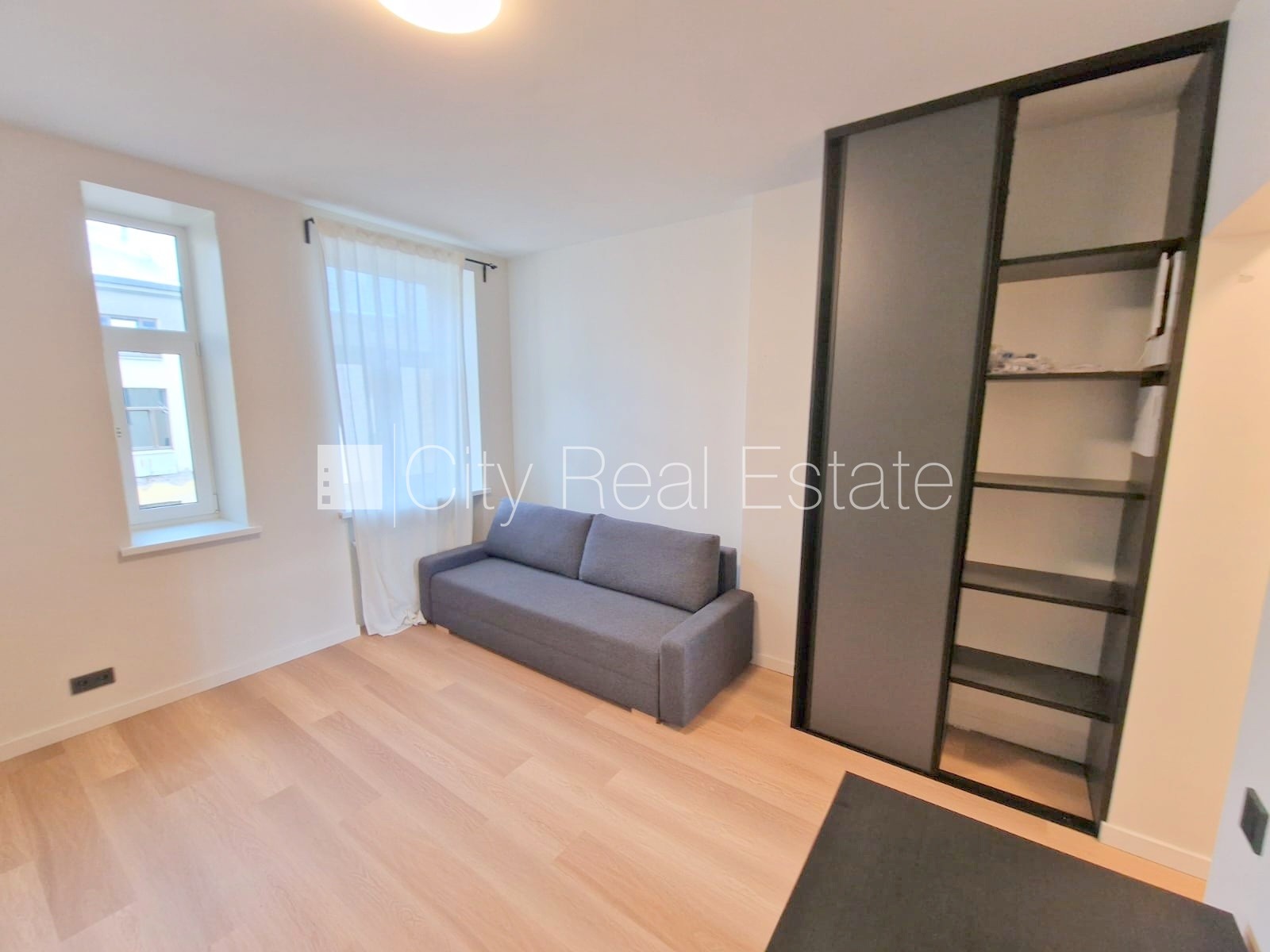 Sludinājumi. Pagalma ēka, renovēta māja, slēgts pagalms, apsargāts pagalms, ieeja no ielas un pagalma, kāpņu Cena: 350 EUR/mēn Foto #13