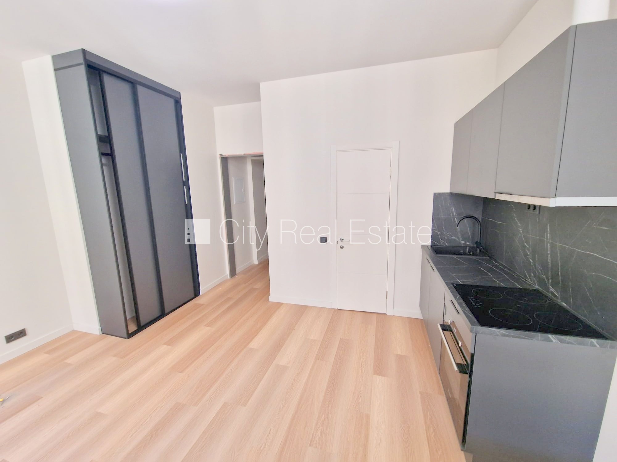 Sludinājumi. Pagalma ēka, renovēta māja, slēgts pagalms, apsargāts pagalms, ieeja no ielas un pagalma, kāpņu Cena: 350 EUR/mēn Foto #4