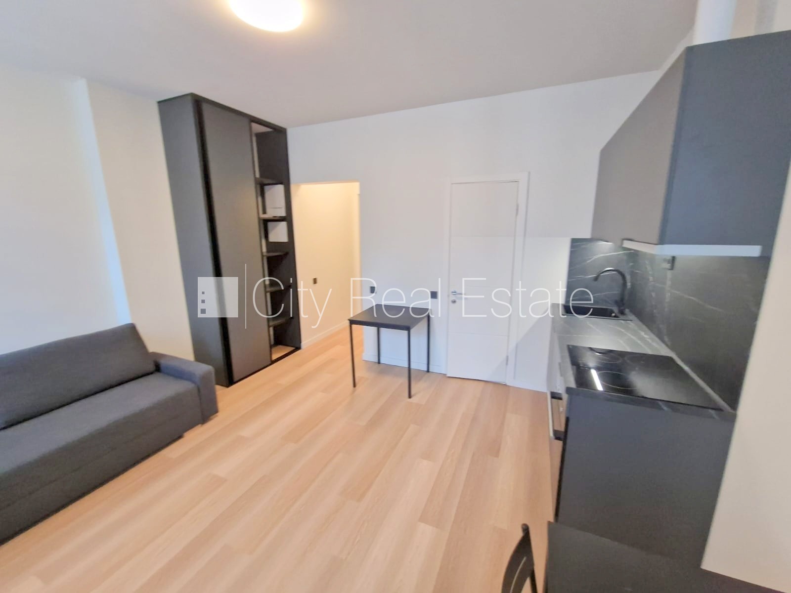 Sludinājumi. Pagalma ēka, renovēta māja, slēgts pagalms, apsargāts pagalms, ieeja no ielas un pagalma, kāpņu Cena: 350 EUR/mēn Foto #6