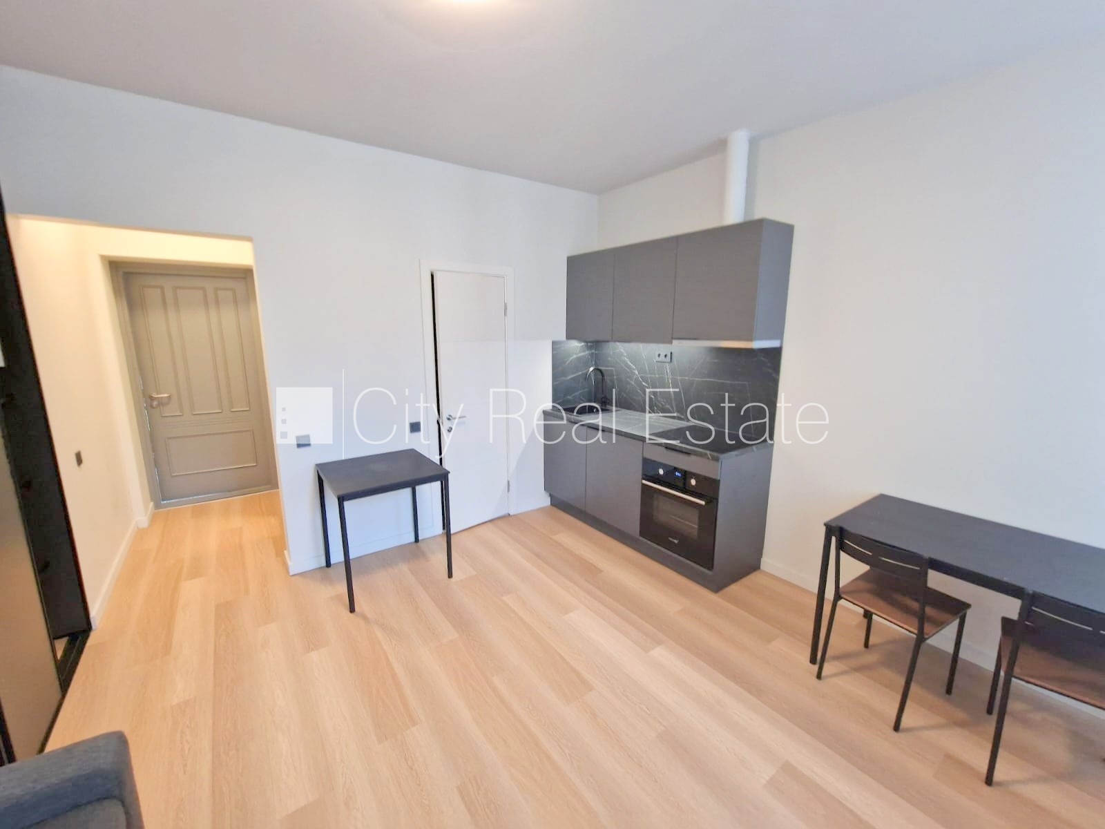 Sludinājumi. Pagalma ēka, renovēta māja, slēgts pagalms, apsargāts pagalms, ieeja no ielas un pagalma, kāpņu Cena: 350 EUR/mēn Foto #9