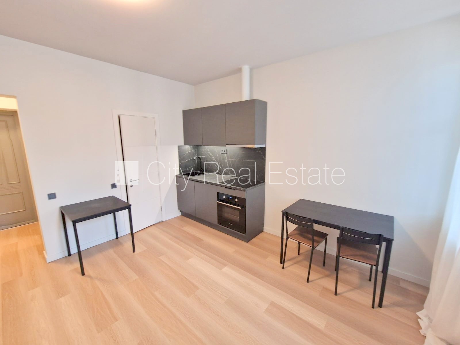 Sludinājumi. Pagalma ēka, renovēta māja, slēgts pagalms, apsargāts pagalms, ieeja no ielas un pagalma, kāpņu Cena: 350 EUR/mēn Foto #7