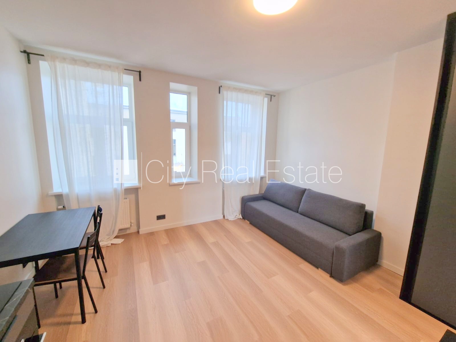 Sludinājumi. Pagalma ēka, renovēta māja, slēgts pagalms, apsargāts pagalms, ieeja no ielas un pagalma, kāpņu Cena: 350 EUR/mēn Foto #10