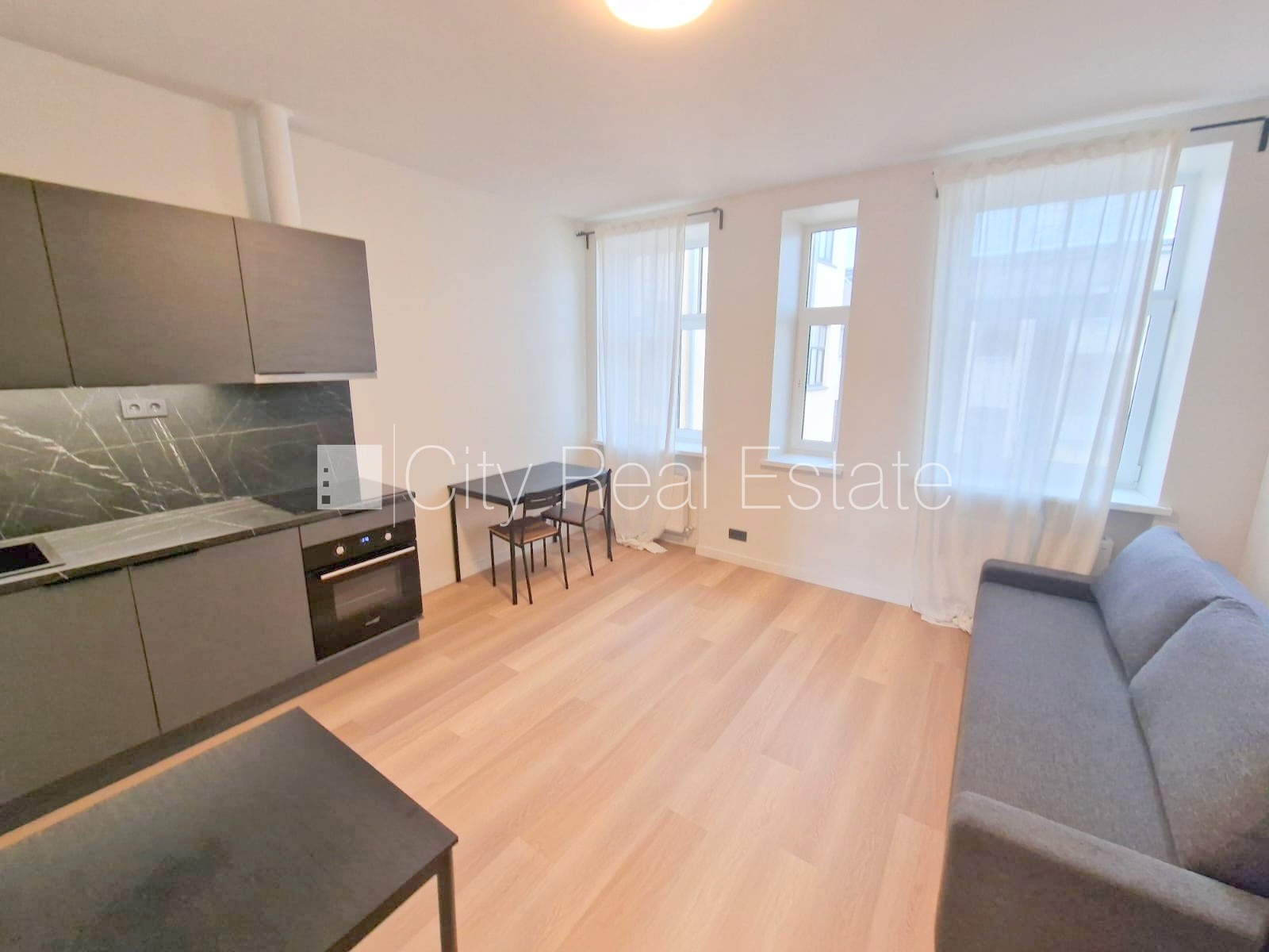 Sludinājumi. Pagalma ēka, renovēta māja, slēgts pagalms, apsargāts pagalms, ieeja no ielas un pagalma, kāpņu Cena: 350 EUR/mēn Foto #5