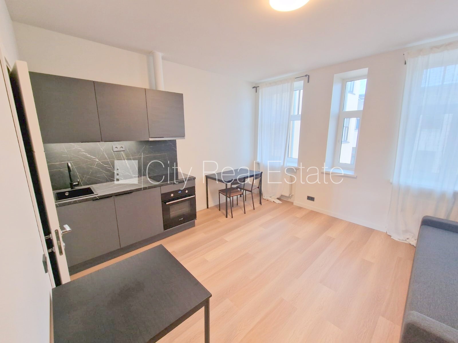 Sludinājumi. Pagalma ēka, renovēta māja, slēgts pagalms, apsargāts pagalms, ieeja no ielas un pagalma, kāpņu Cena: 350 EUR/mēn Foto #1