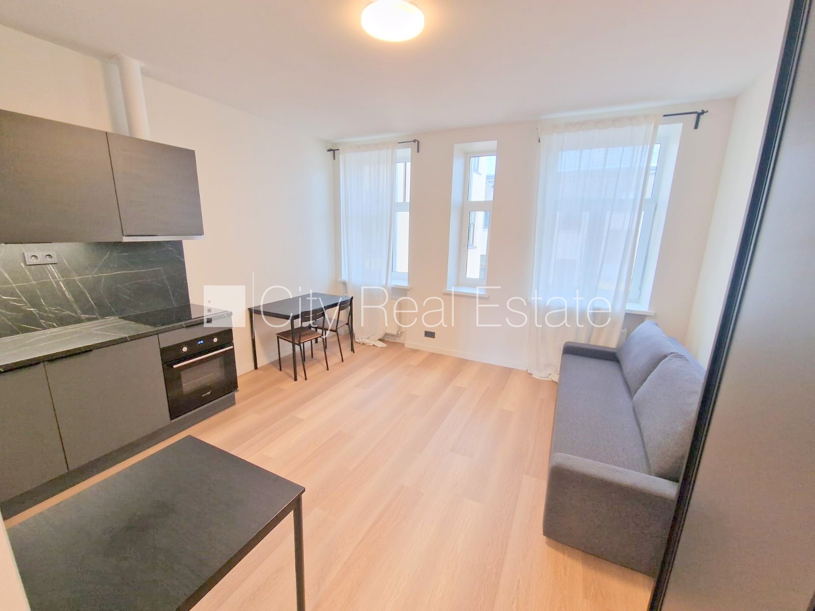 Sludinājumi. Pagalma ēka, renovēta māja, slēgts pagalms, apsargāts pagalms, ieeja no ielas un pagalma, kāpņu Cena: 350 EUR/mēn Foto #3