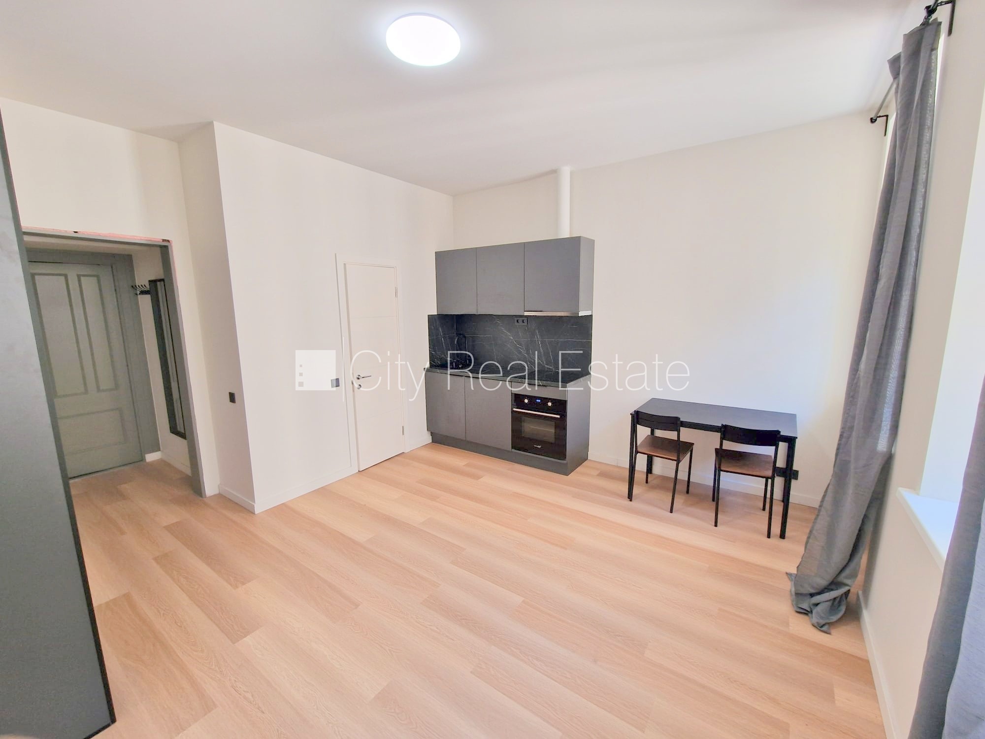 Sludinājumi. Pagalma ēka, renovēta māja, slēgts pagalms, apsargāts pagalms, ieeja no ielas un pagalma, kāpņu Cena: 350 EUR/mēn Foto #2