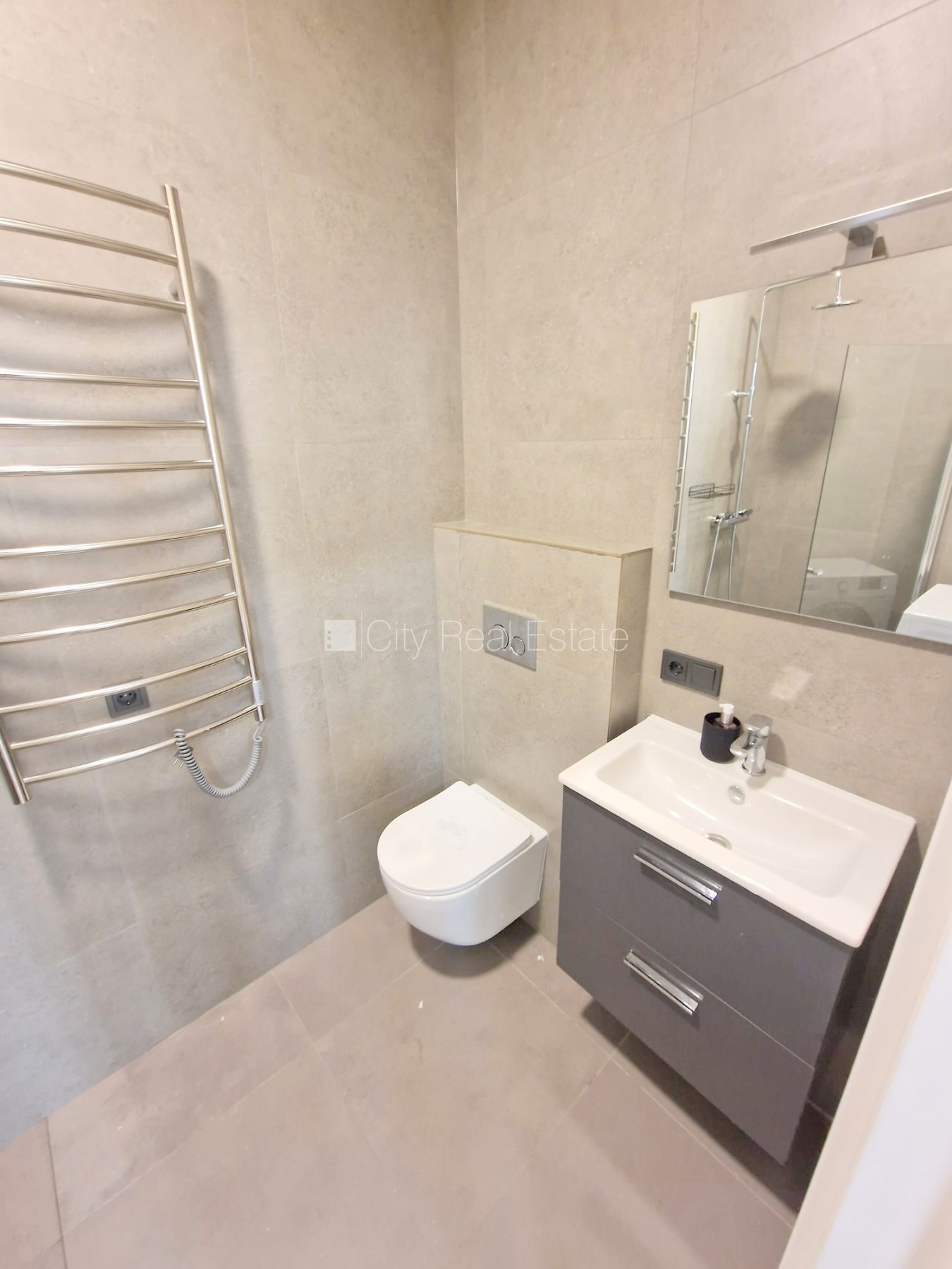 Sludinājumi. Pagalma ēka, renovēta māja, slēgts pagalms, apsargāts pagalms, ieeja no ielas un pagalma, kāpņu Cena: 350 EUR/mēn Foto #16