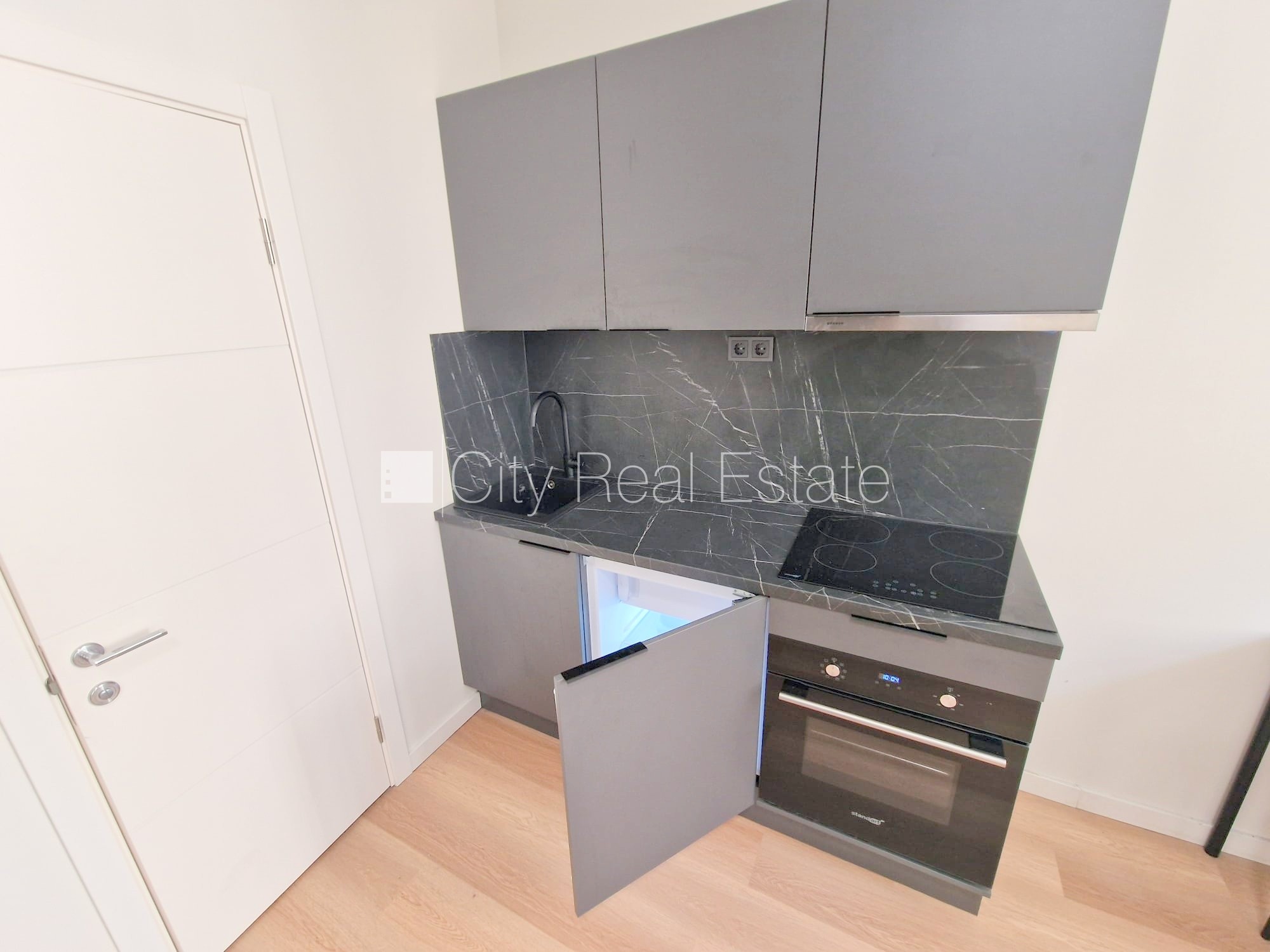 Sludinājumi. Pagalma ēka, renovēta māja, slēgts pagalms, apsargāts pagalms, ieeja no ielas un pagalma, kāpņu Cena: 350 EUR/mēn Foto #11