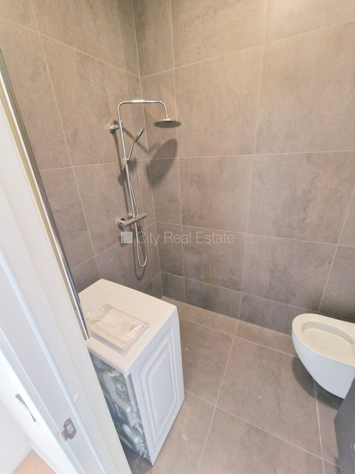 Объявление. Здание во дворе, реновированный дом, закрытый двор, вход с улицы и со двора, лестничная клетка Цена: 300 EUR/мес. Foto #11