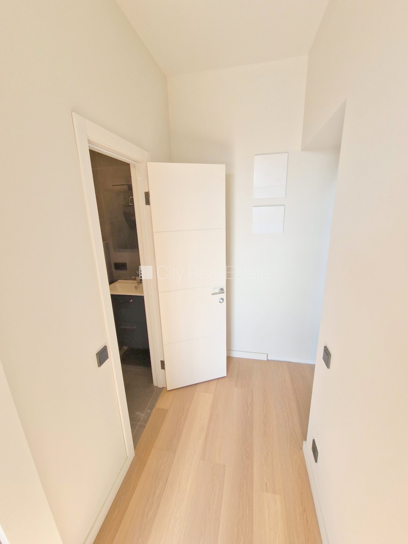 Объявление. Здание во дворе, реновированный дом, закрытый двор, вход с улицы и со двора, лестничная клетка Цена: 300 EUR/мес. Foto #10