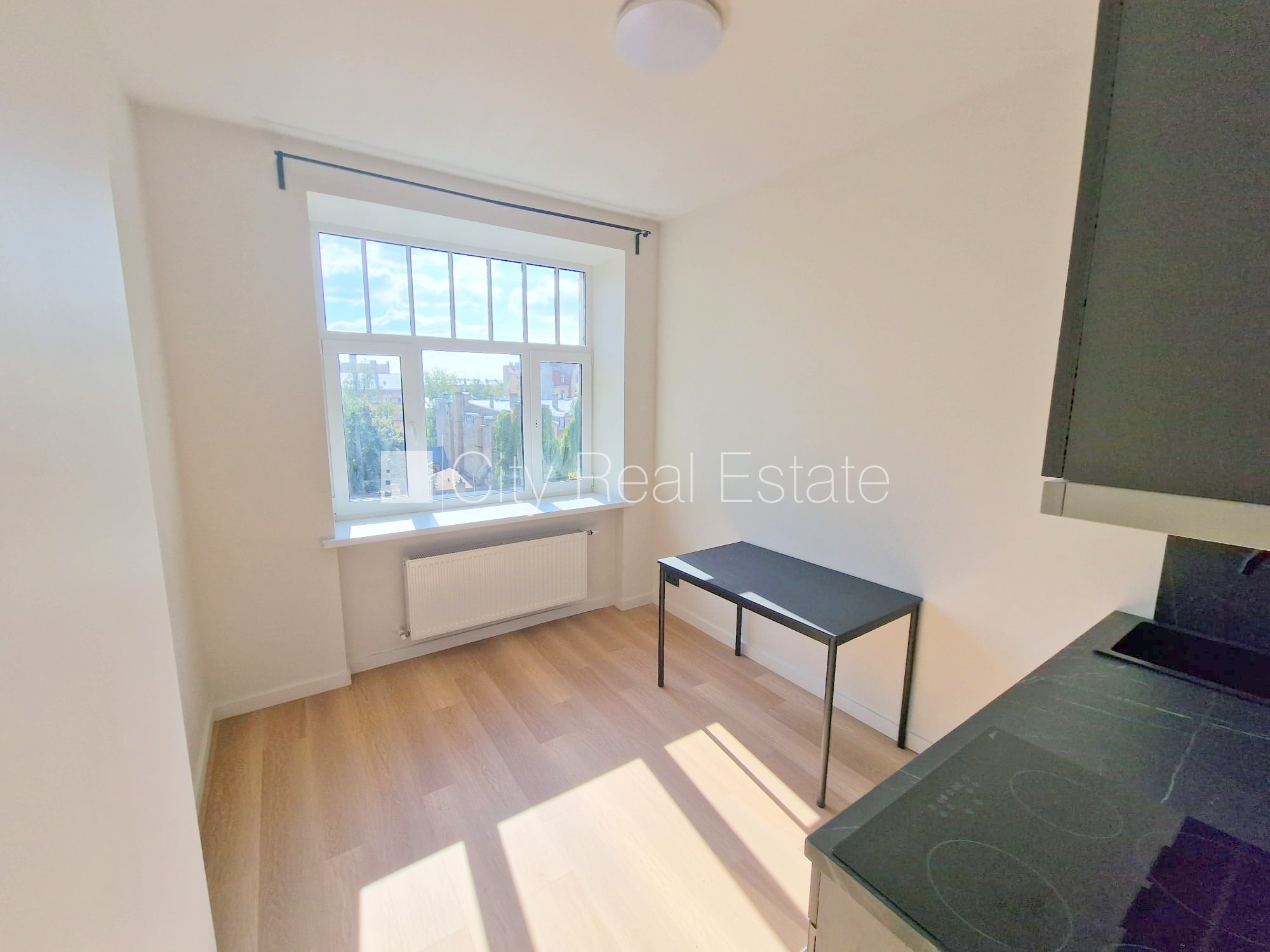 Объявление. Здание во дворе, реновированный дом, закрытый двор, вход с улицы и со двора, лестничная клетка Цена: 300 EUR/мес. Foto #5