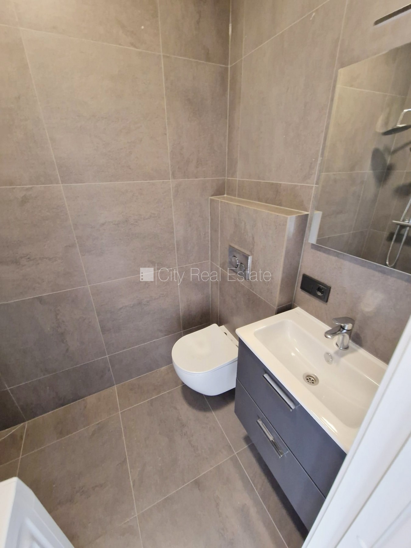 Объявление. Здание во дворе, реновированный дом, закрытый двор, вход с улицы и со двора, лестничная клетка Цена: 300 EUR/мес. Foto #12