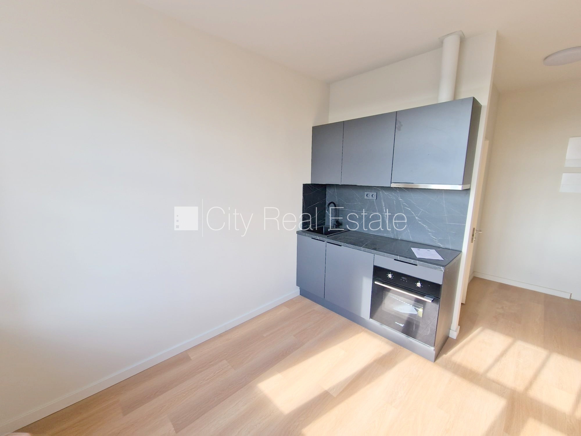 Объявление. Здание во дворе, реновированный дом, закрытый двор, вход с улицы и со двора, лестничная клетка Цена: 300 EUR/мес. Foto #2