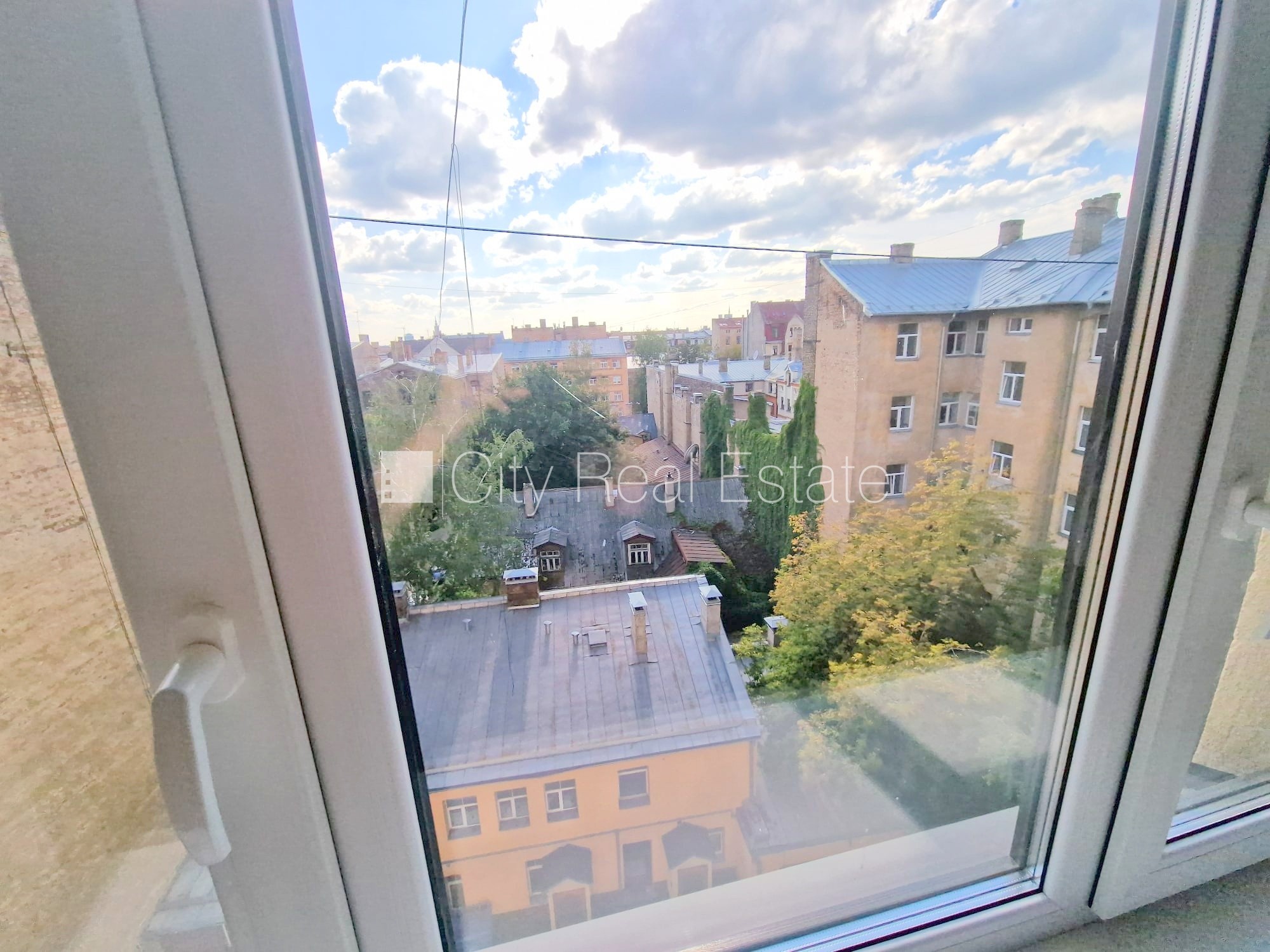 Объявление. Здание во дворе, реновированный дом, закрытый двор, вход с улицы и со двора, лестничная клетка Цена: 300 EUR/мес. Foto #6