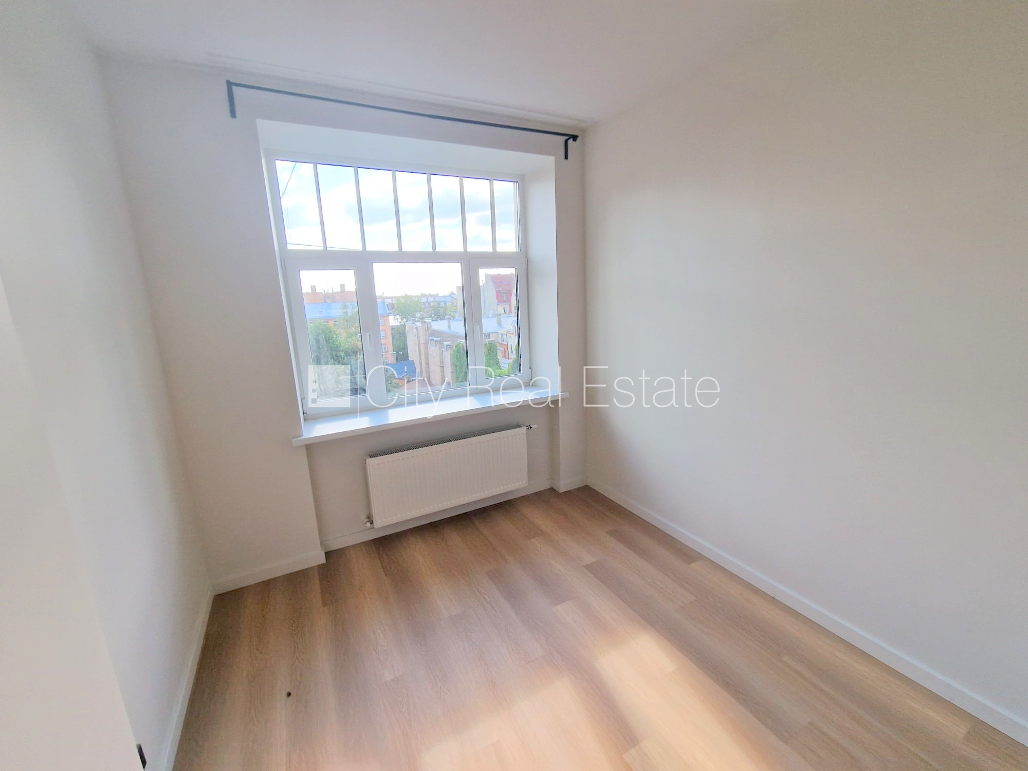 Объявление. Здание во дворе, реновированный дом, закрытый двор, вход с улицы и со двора, лестничная клетка Цена: 300 EUR/мес. Foto #7