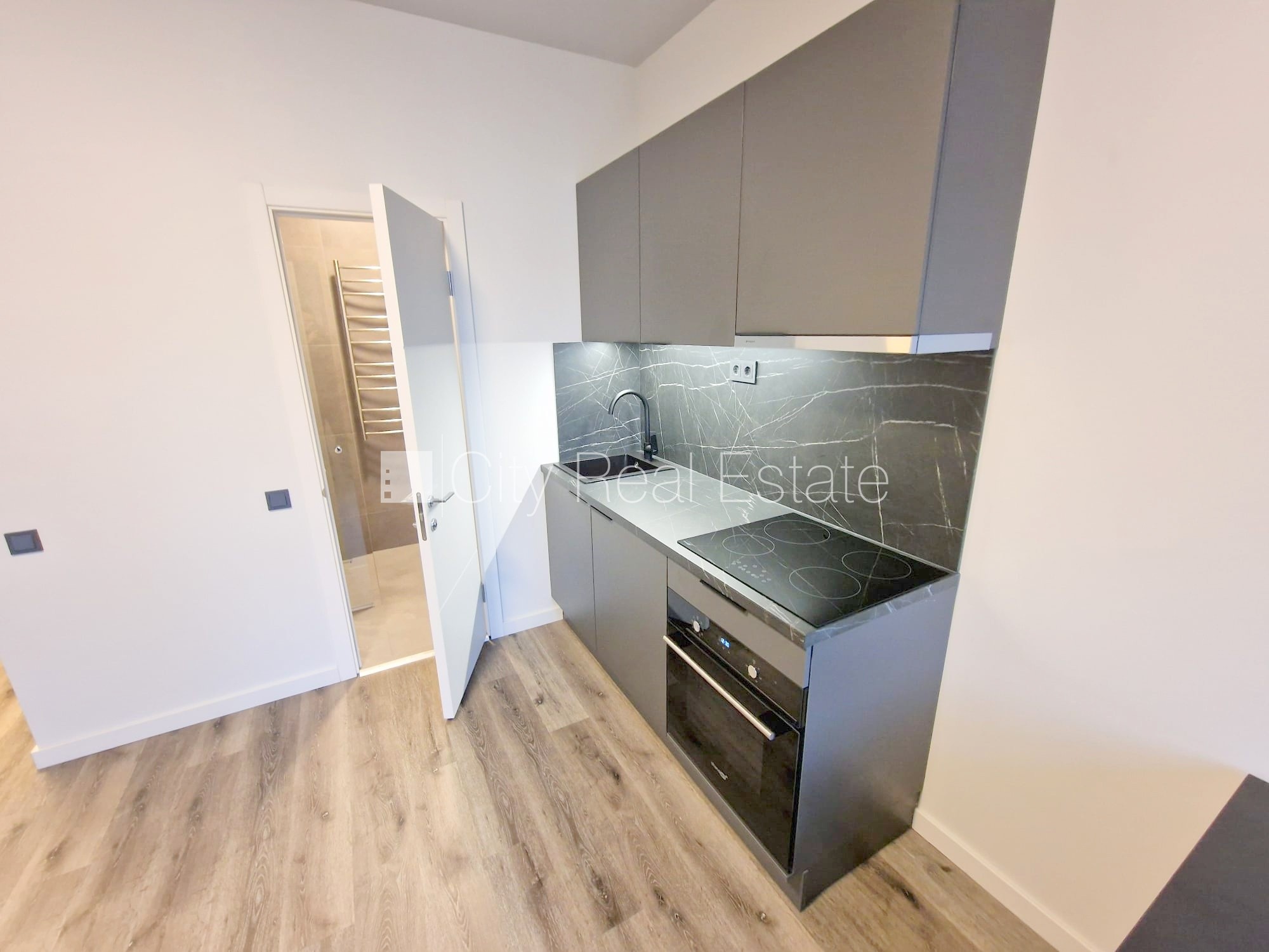 Объявление. Здание во дворе, реновированный дом, закрытый двор, вход с улицы и со двора, лестничная клетка Цена: 400 EUR/мес. Foto #10