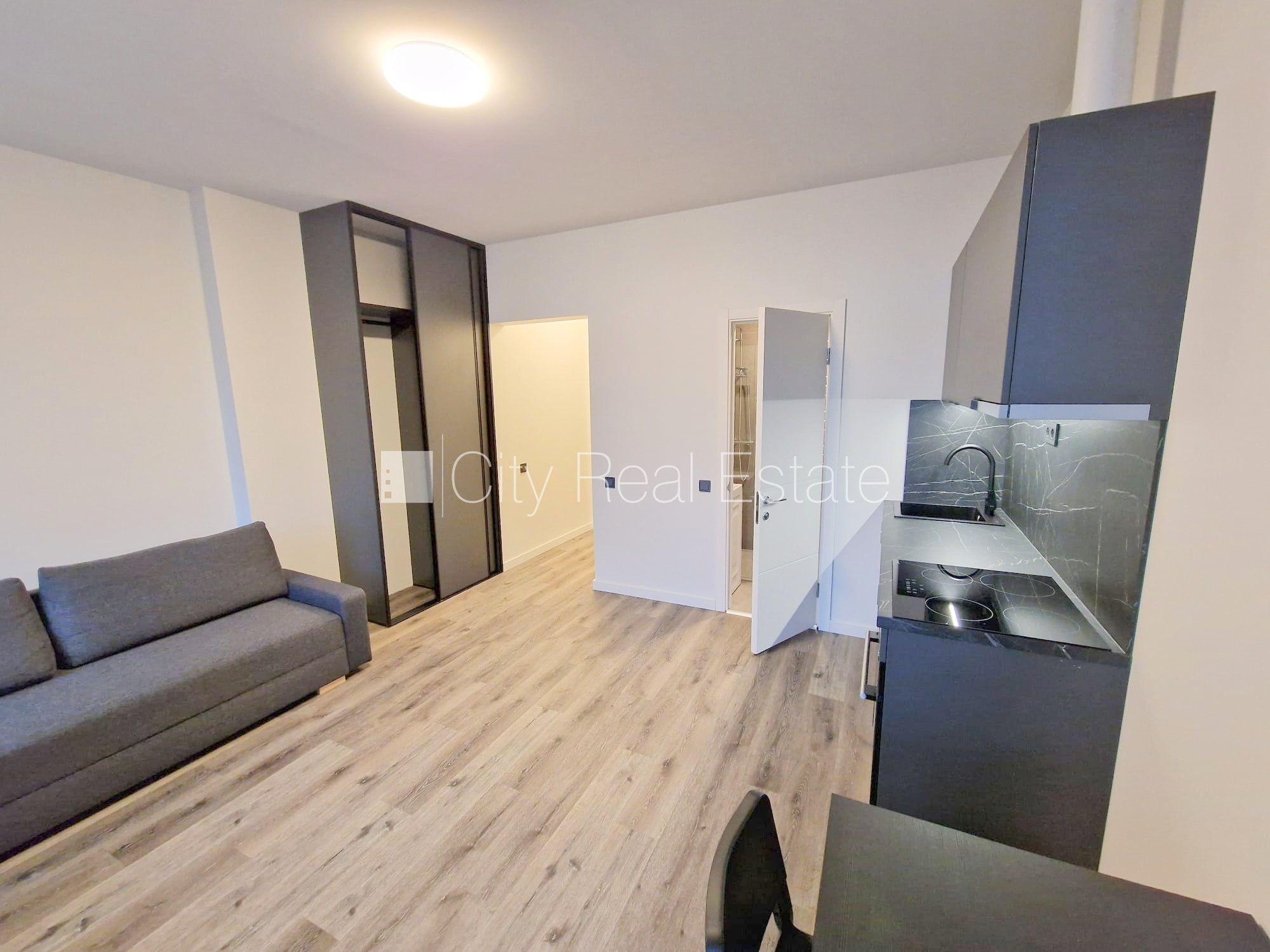 Объявление. Здание во дворе, реновированный дом, закрытый двор, вход с улицы и со двора, лестничная клетка Цена: 400 EUR/мес. Foto #7