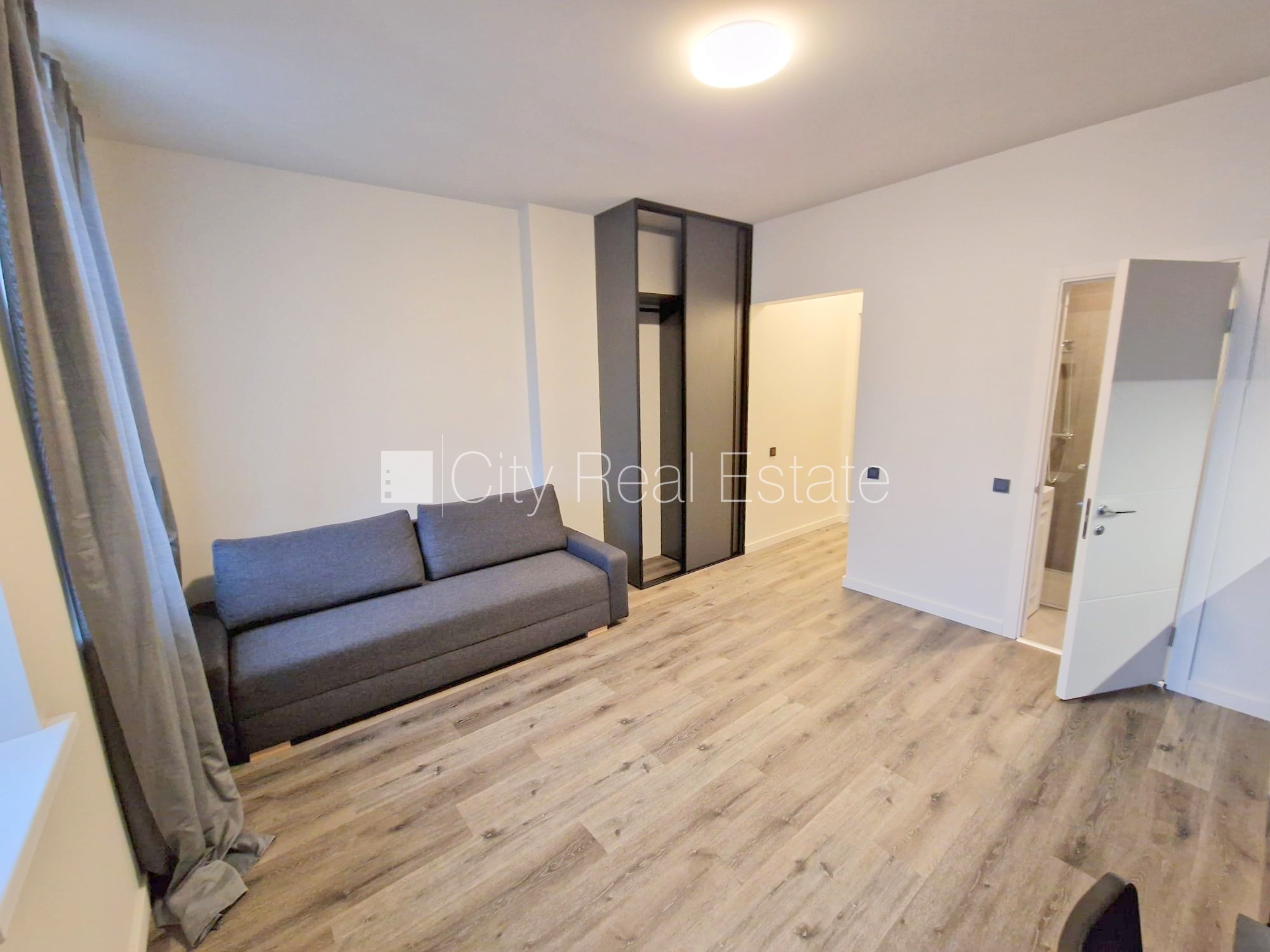 Объявление. Здание во дворе, реновированный дом, закрытый двор, вход с улицы и со двора, лестничная клетка Цена: 400 EUR/мес. Foto #6