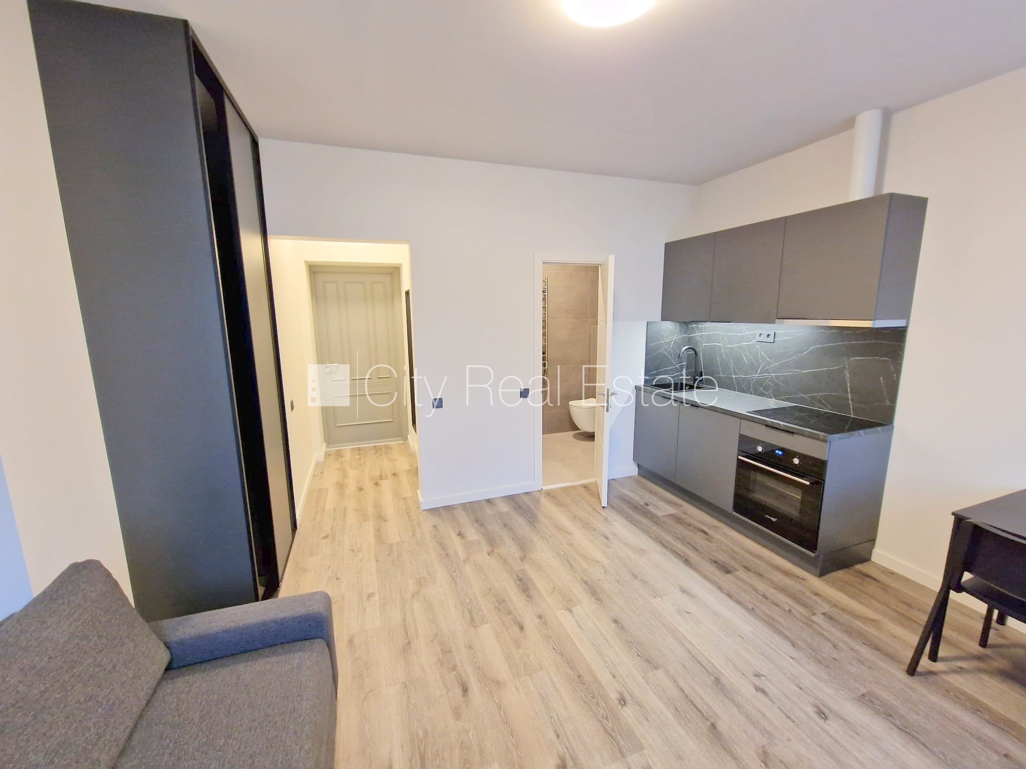 Объявление. Здание во дворе, реновированный дом, закрытый двор, вход с улицы и со двора, лестничная клетка Цена: 400 EUR/мес. Foto #8