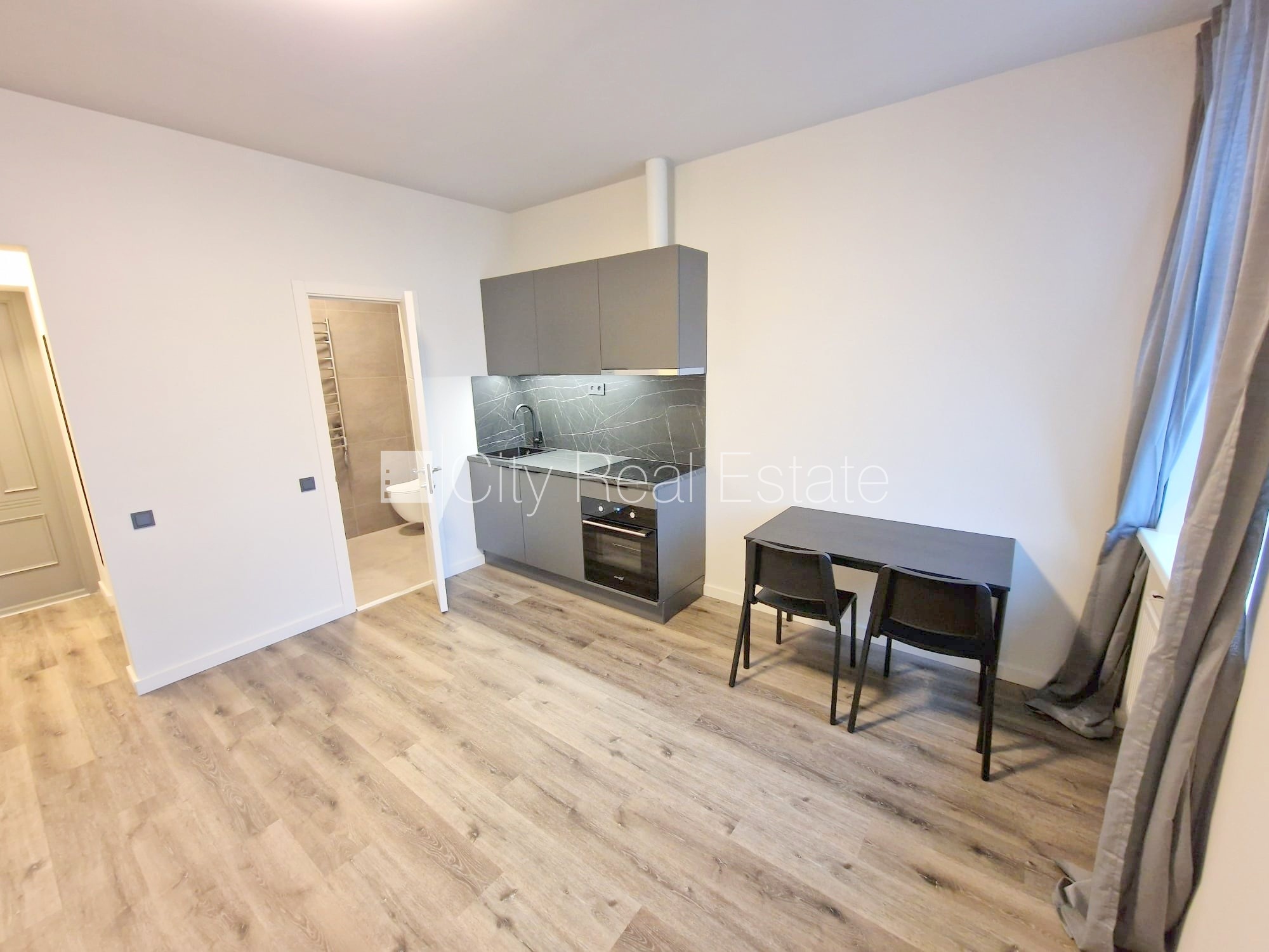 Объявление. Здание во дворе, реновированный дом, закрытый двор, вход с улицы и со двора, лестничная клетка Цена: 400 EUR/мес. Foto #9