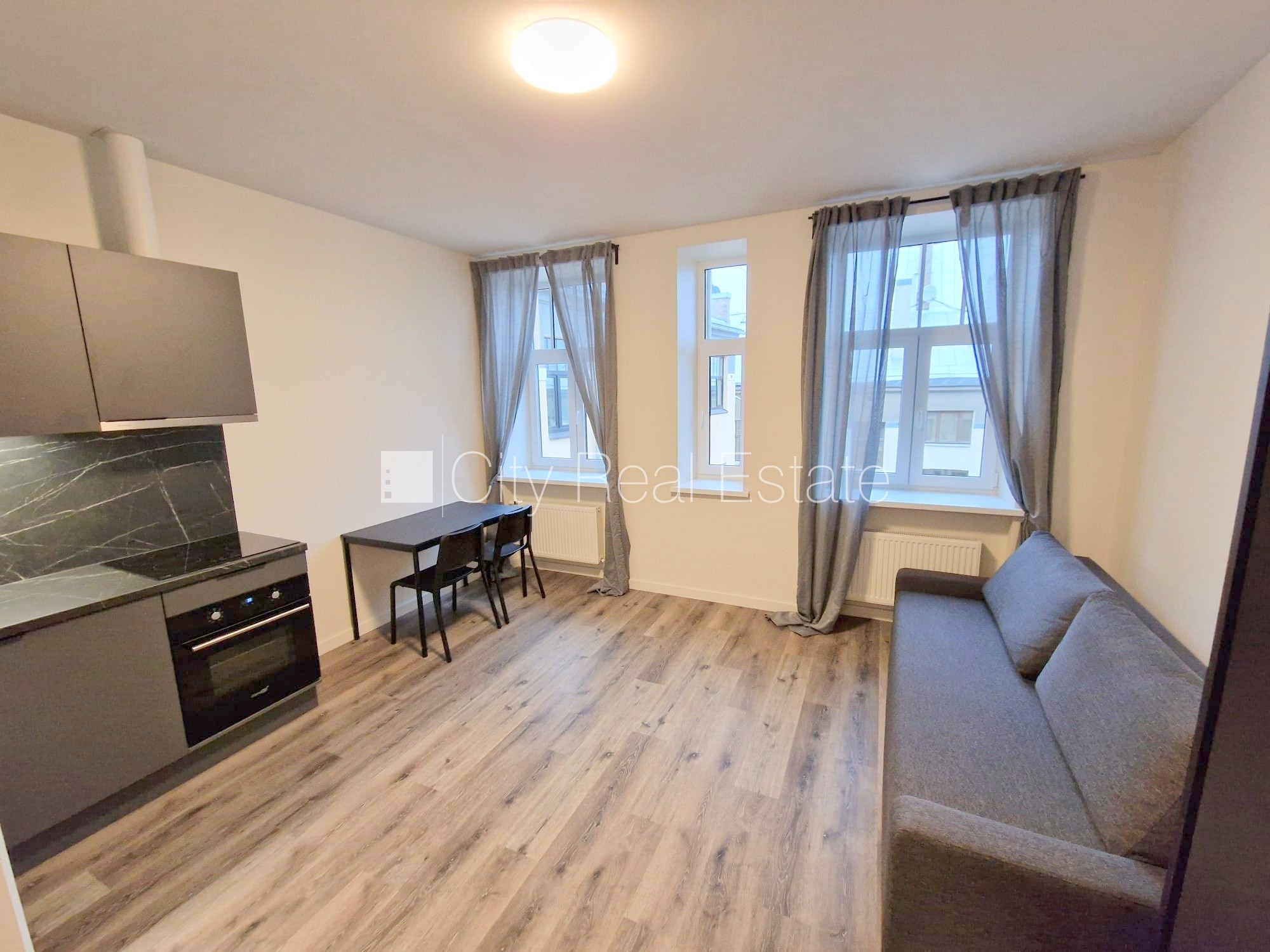 Объявление. Здание во дворе, реновированный дом, закрытый двор, вход с улицы и со двора, лестничная клетка Цена: 400 EUR/мес. Foto #1