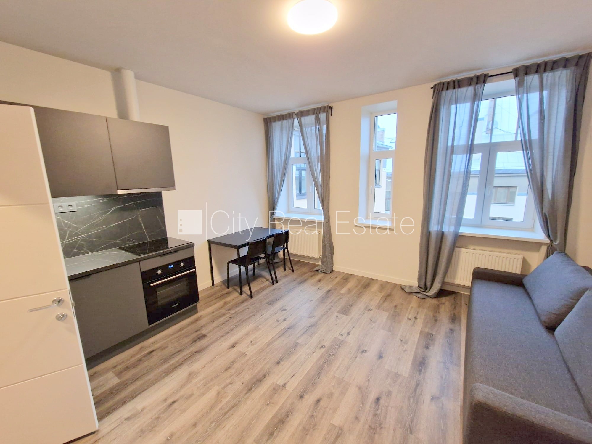 Объявление. Здание во дворе, реновированный дом, закрытый двор, вход с улицы и со двора, лестничная клетка Цена: 400 EUR/мес. Foto #2